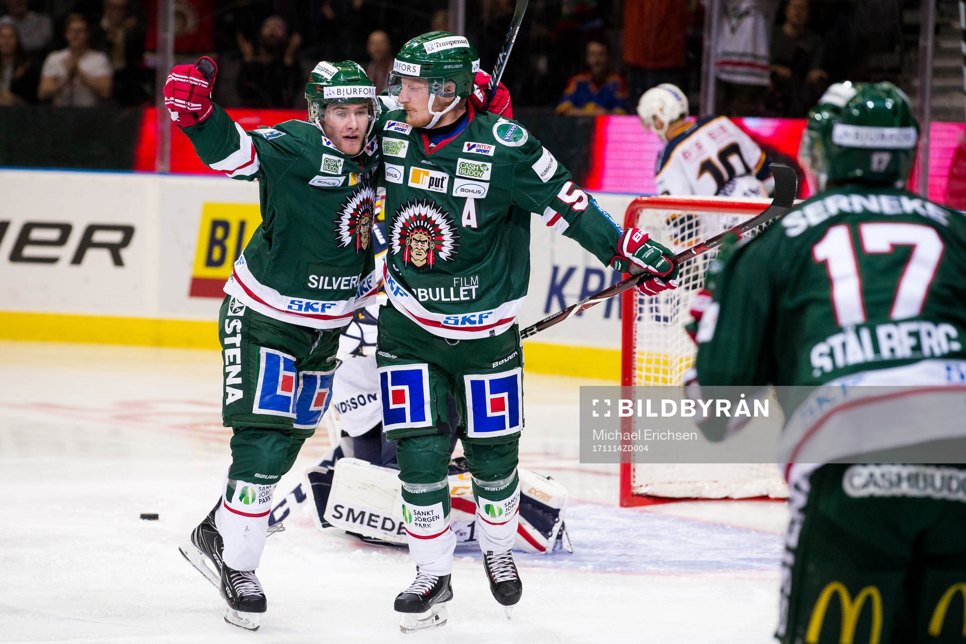 Frölundas Simon Hjalmarsson jublar ihop med Jesper