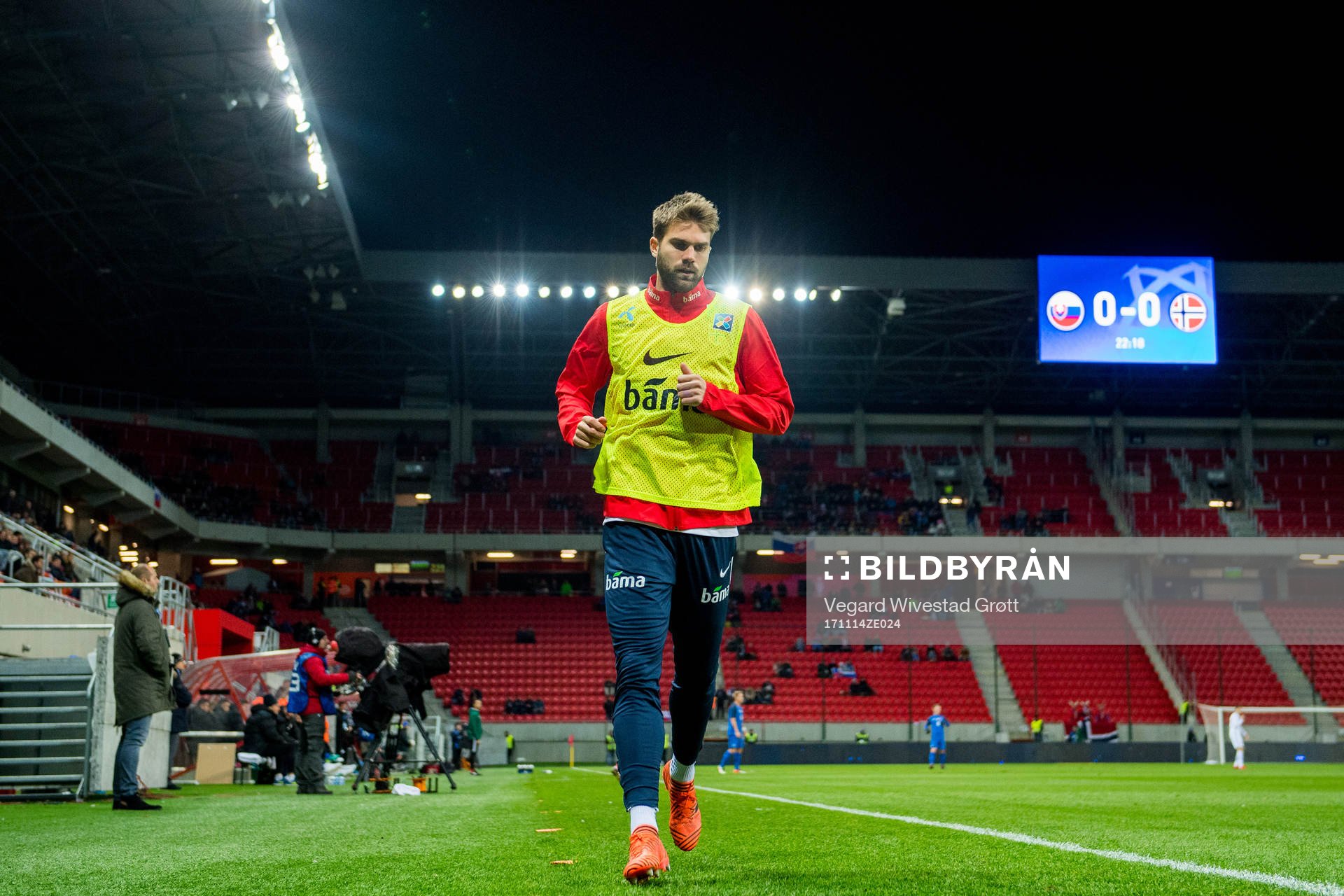 Jørgen Skjelvik of Norway warms up
