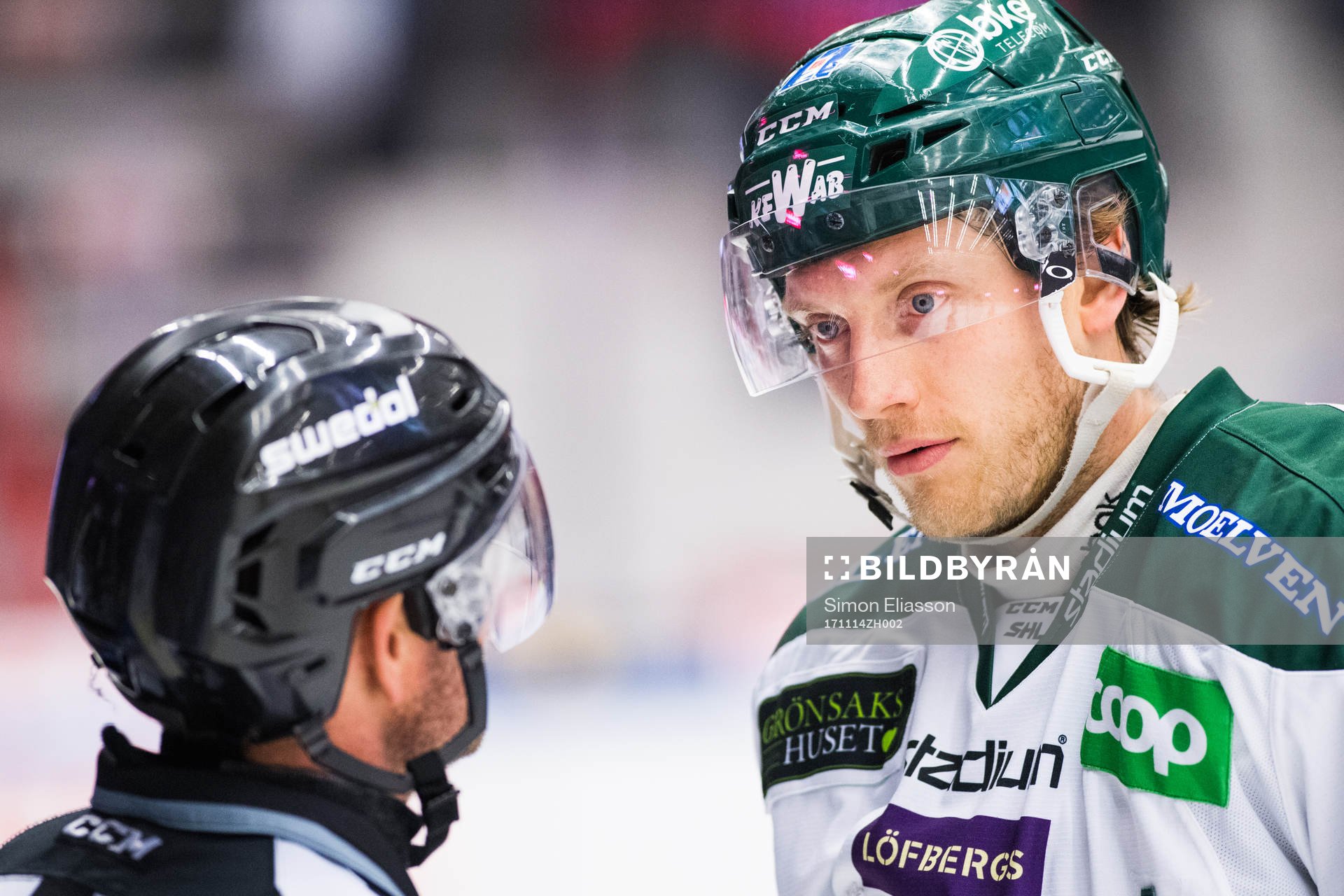Färjestads Johan Ryno pratar med domare Sören Persson