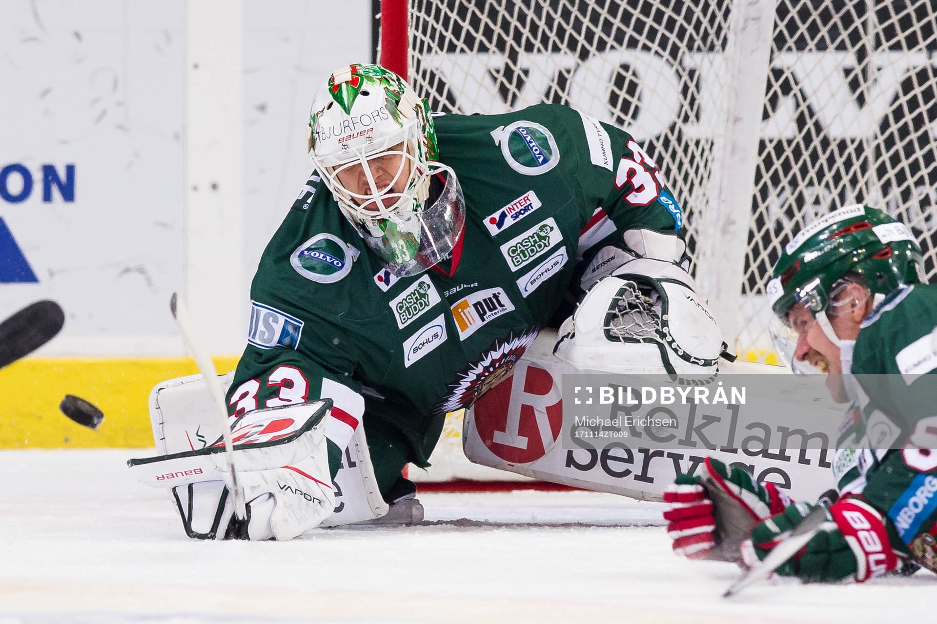 Frölundas målvakt Johan Mattsson stöter bort pucken med