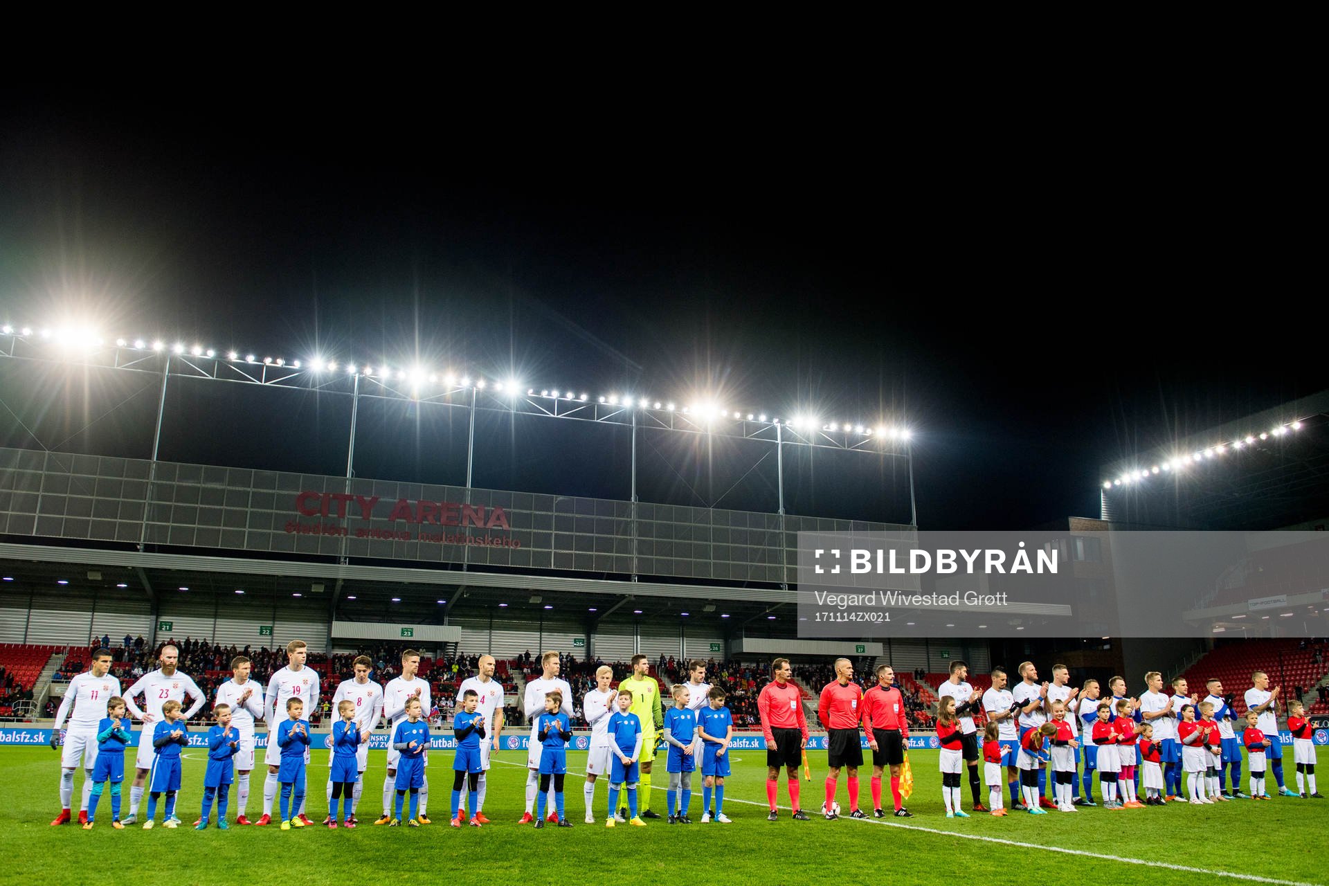 The teams line up