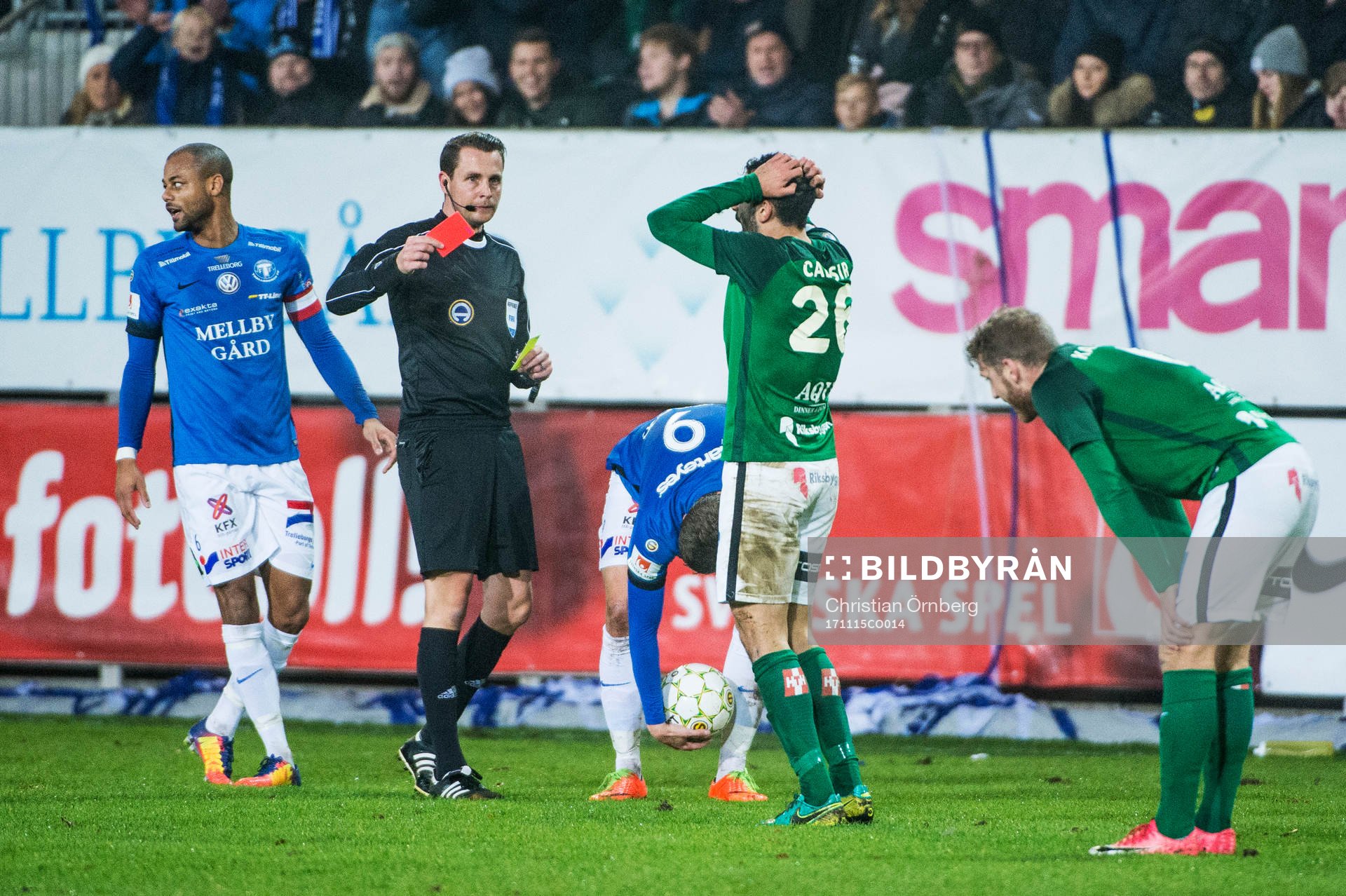 Jönköpings André Calisir får rött kort av domaren