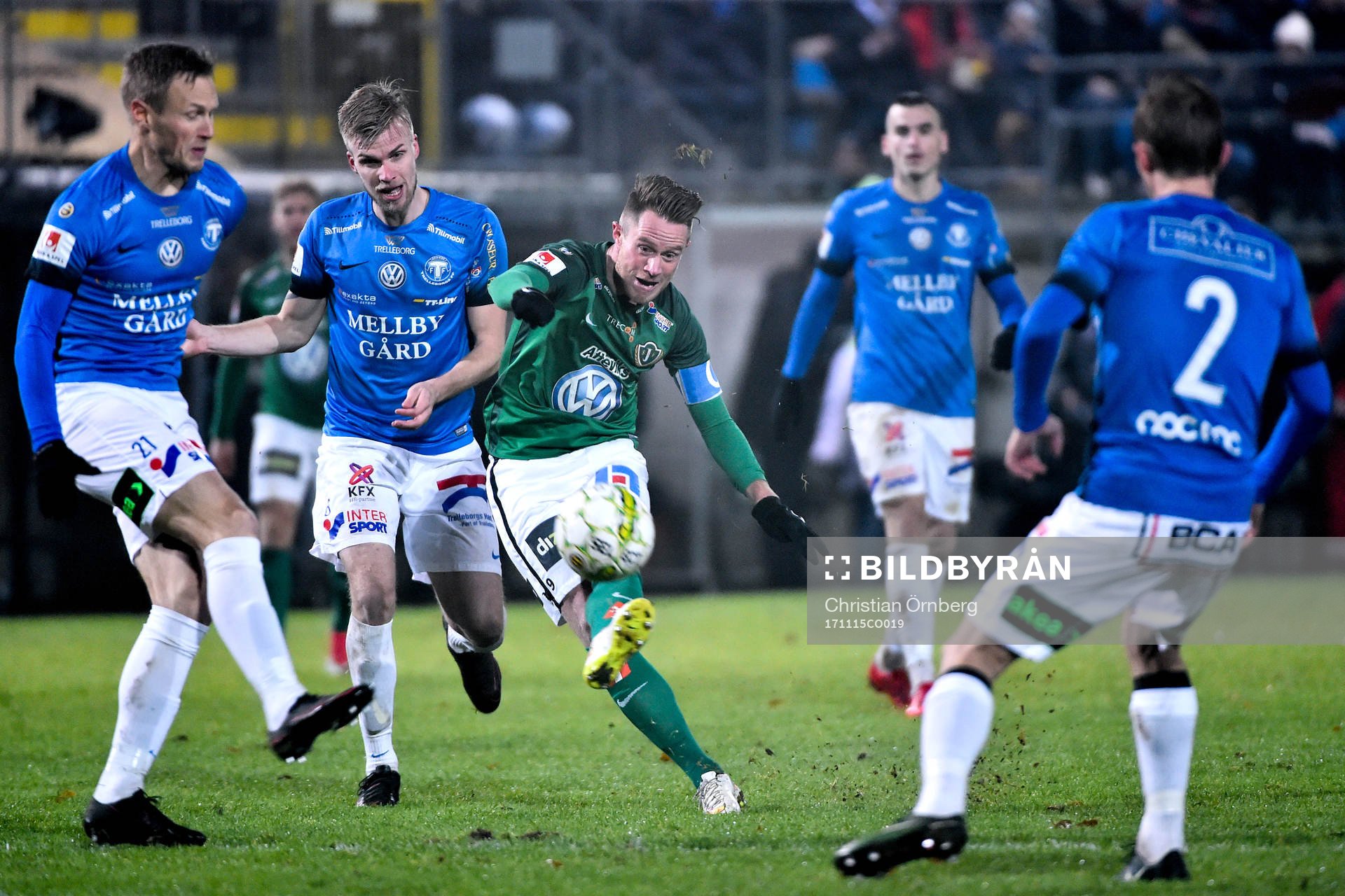 Jönköpings Tommy Thelin och Trelleborgs Magnus Andersson, Salif Camara Jönsson och Albin Nilsson under fotbollsmatchen i kvalet till Allsvenskan mellan Trelleborg och Jönköping den 15 november 2017 i Trelleborg.