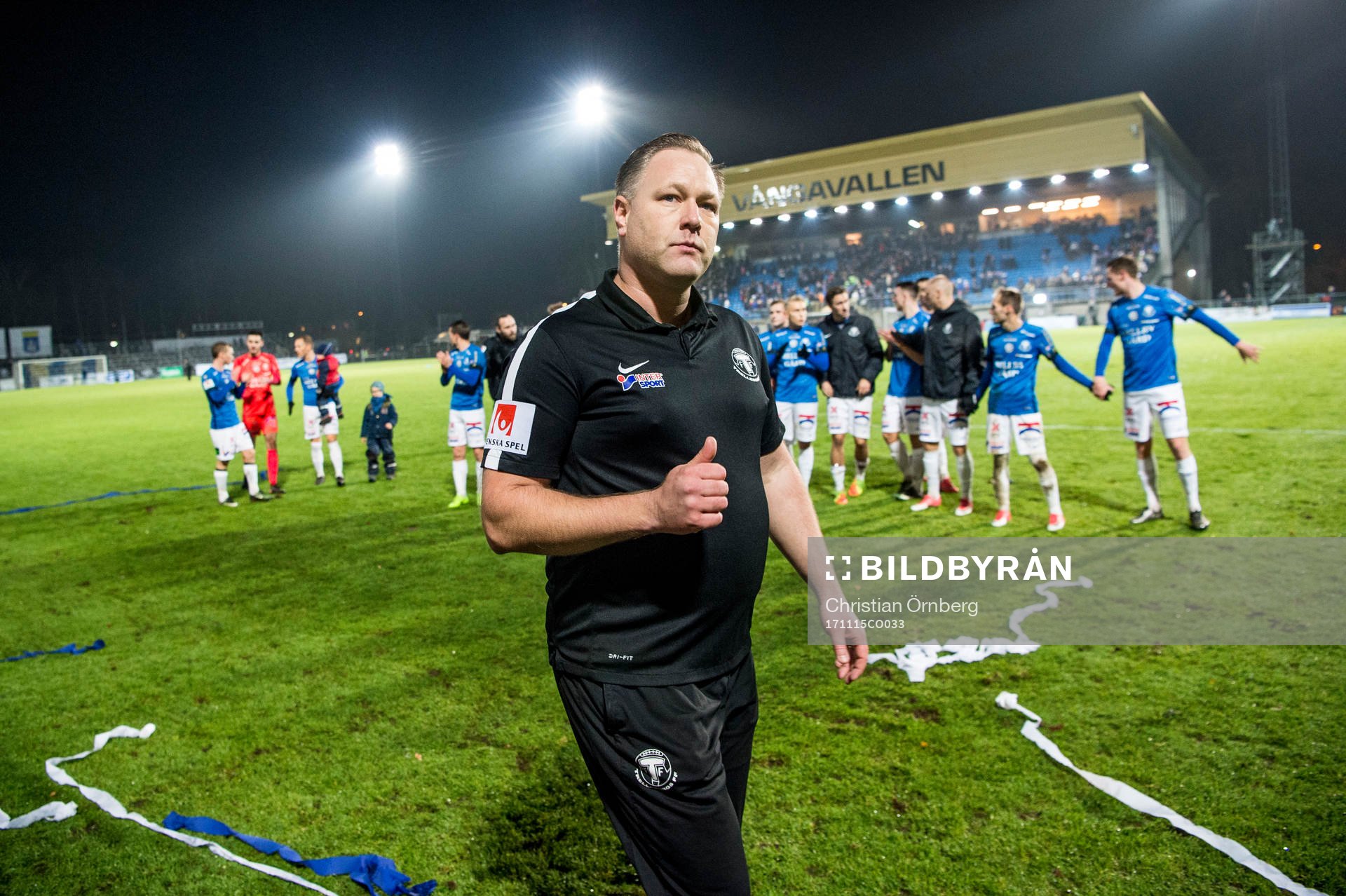 Trelleborgs tränare Patrick Winqvist gör tummen upp