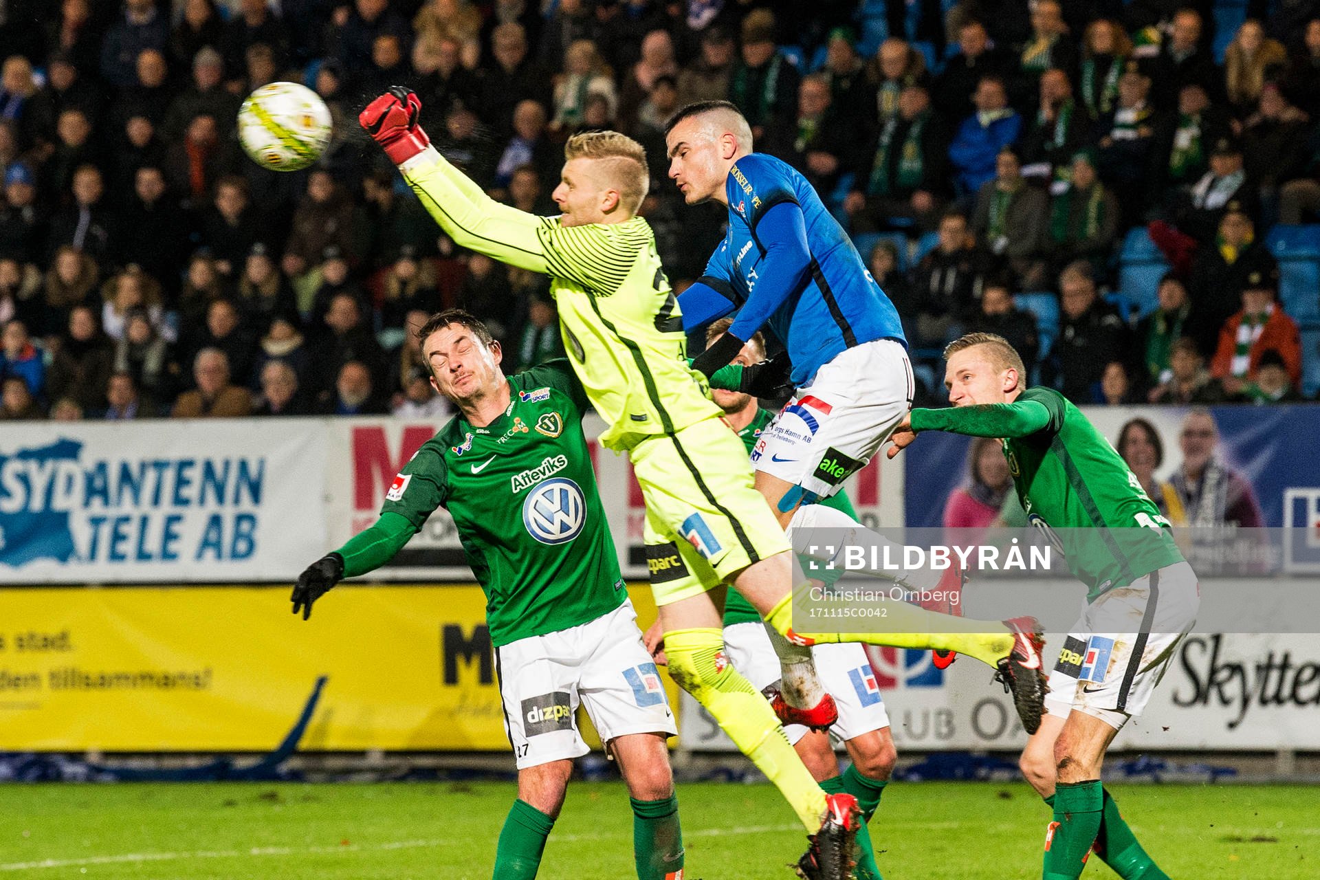 Jönköpings målvakt Anton Cajtoft och Daryl Smylie mot