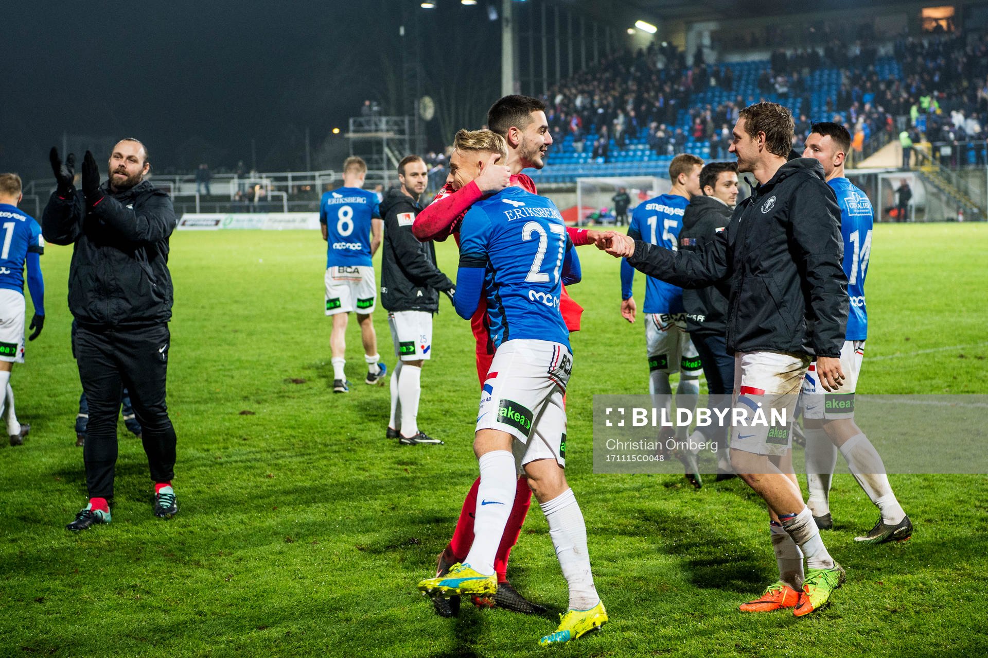Trelleborgs målvakt Marko Johansson kramar om Johan