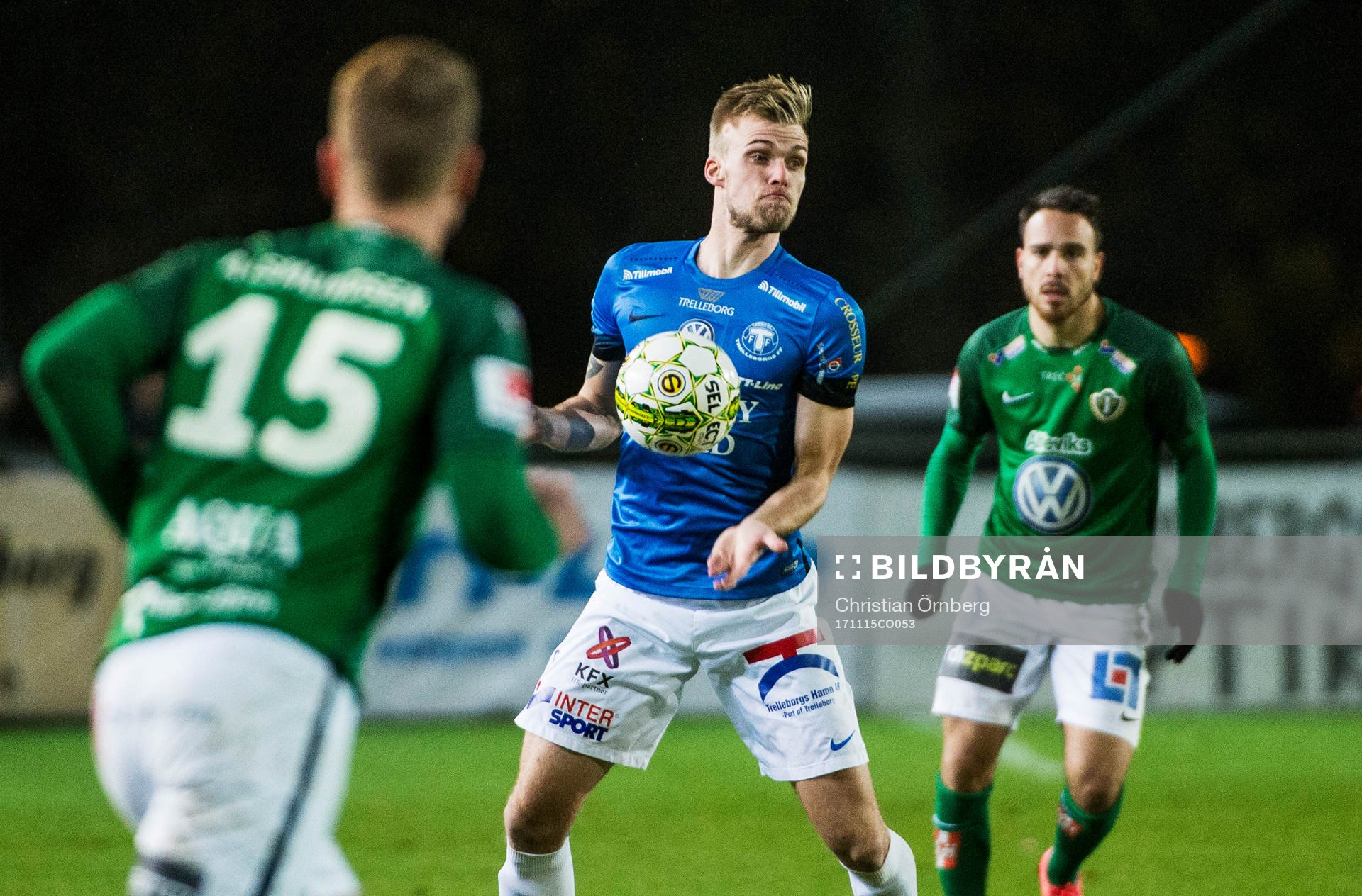 Trelleborgs Robin Nilsson med bollen