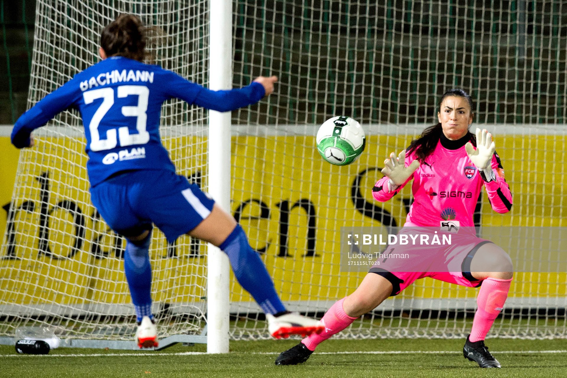 Rosengårds målvakt Zecira Musovic räddar ett skott från Chelseas Ramona Bachmann under fotbollsmatchen i Champions League mellan Rosengård och Chelsea den 15 november 2017 i Malmö.