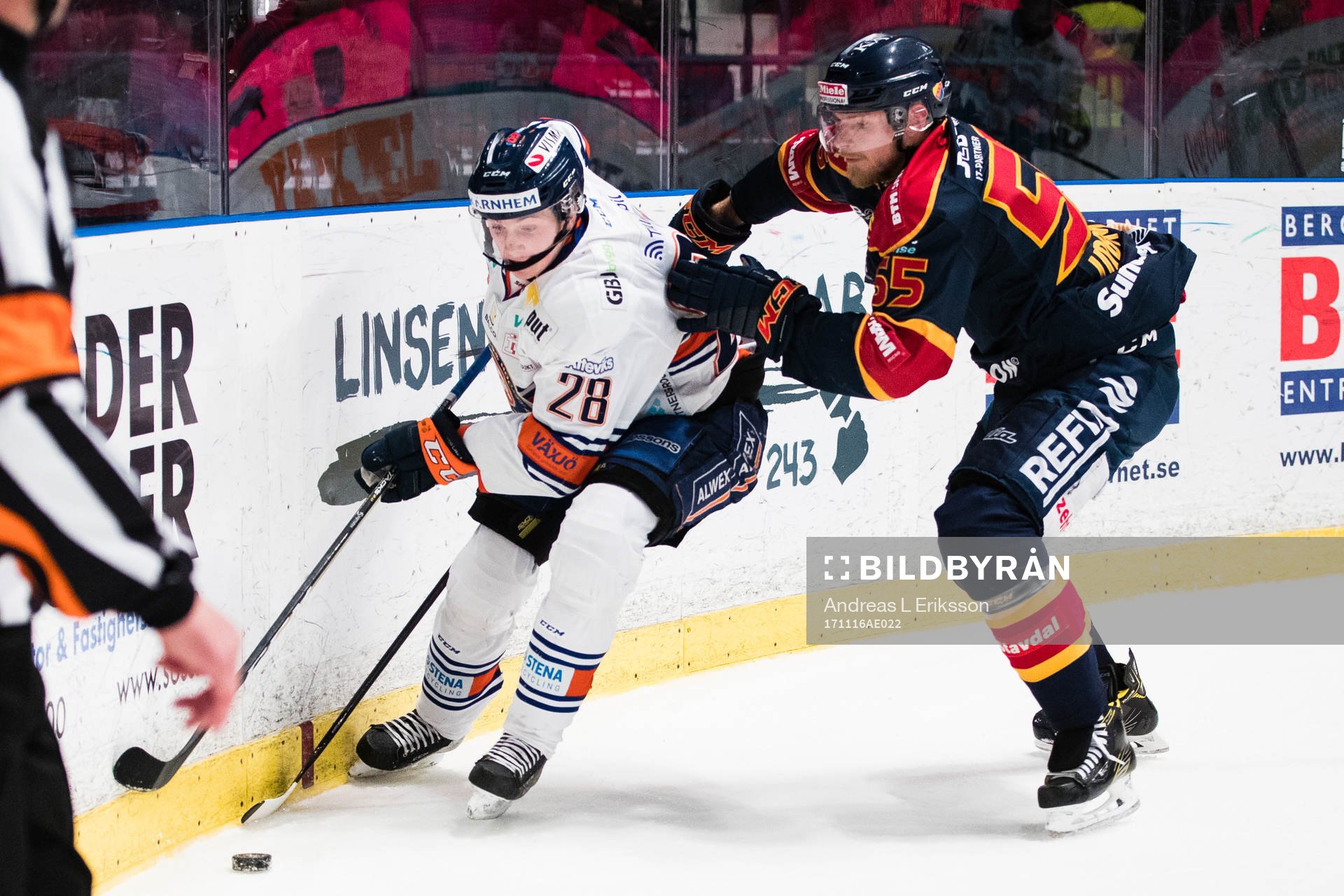 Växjös Nils Carnbäck i kamp om pucken med Djurgårdens