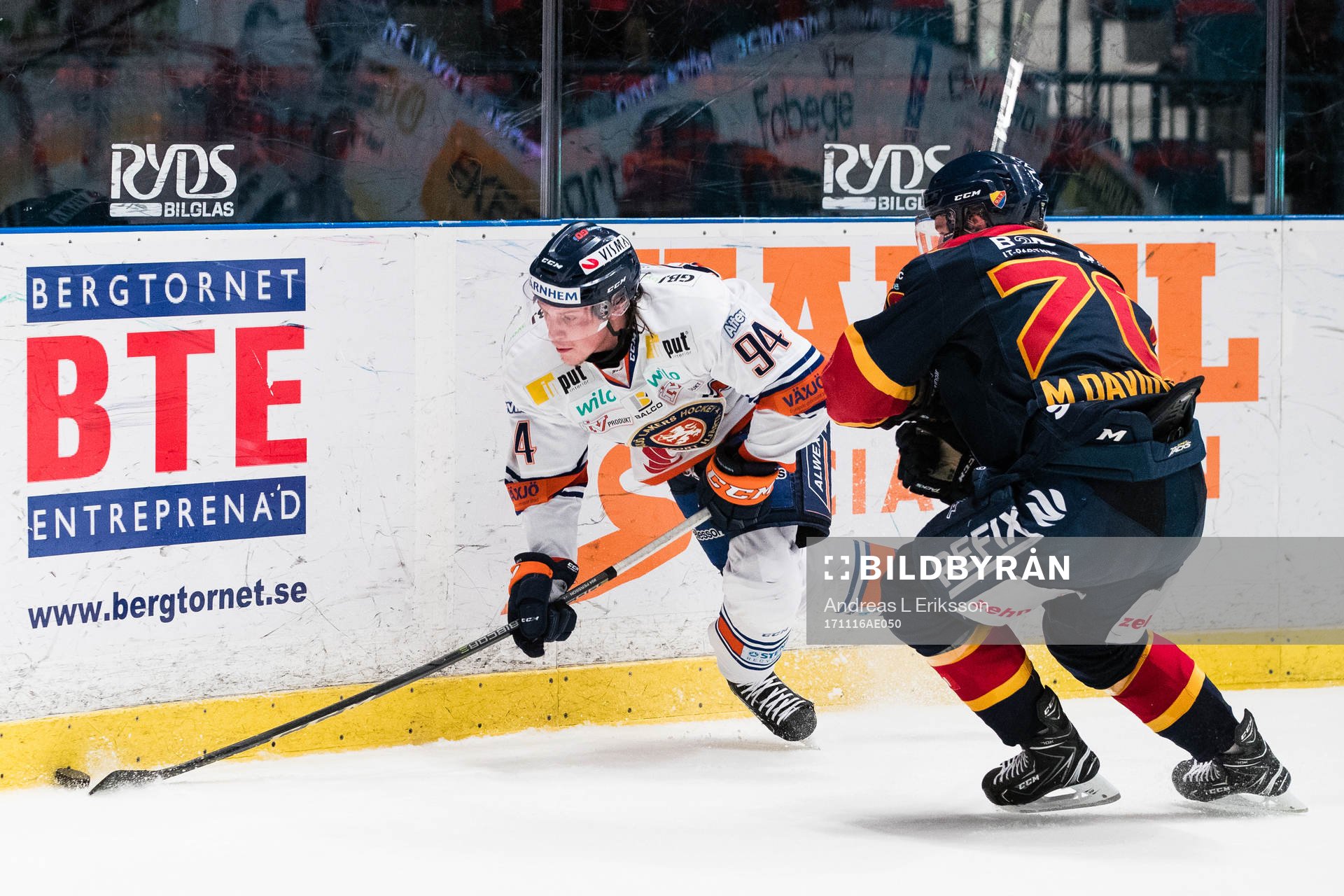 Växjös Joel Persson i kamp om pucken med Djurgårdens