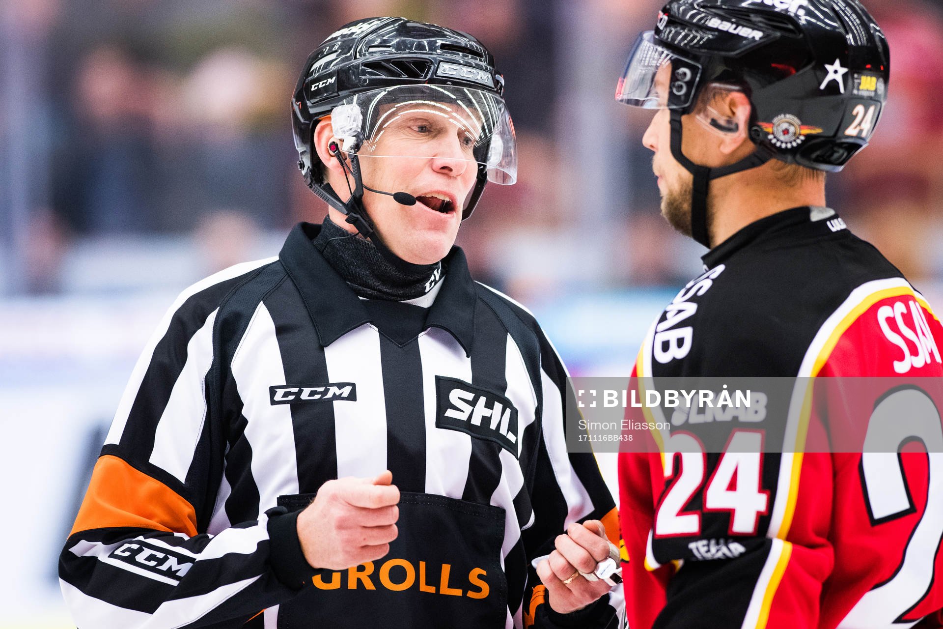 Domare Morgan Johansson diskuterar med Luleås Johan Harju