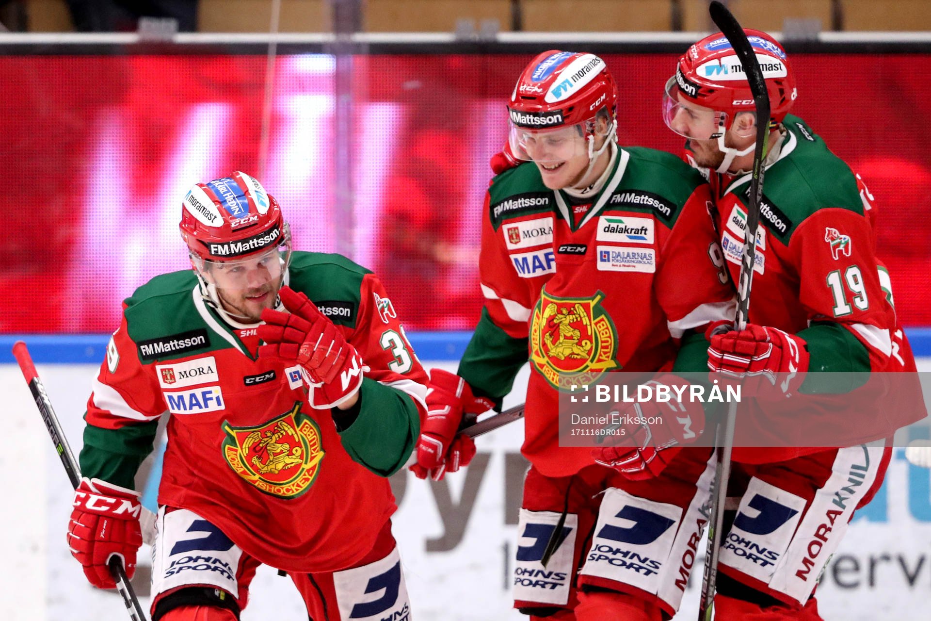 Moras Jacob Nilsson jublar med lagkamrater
