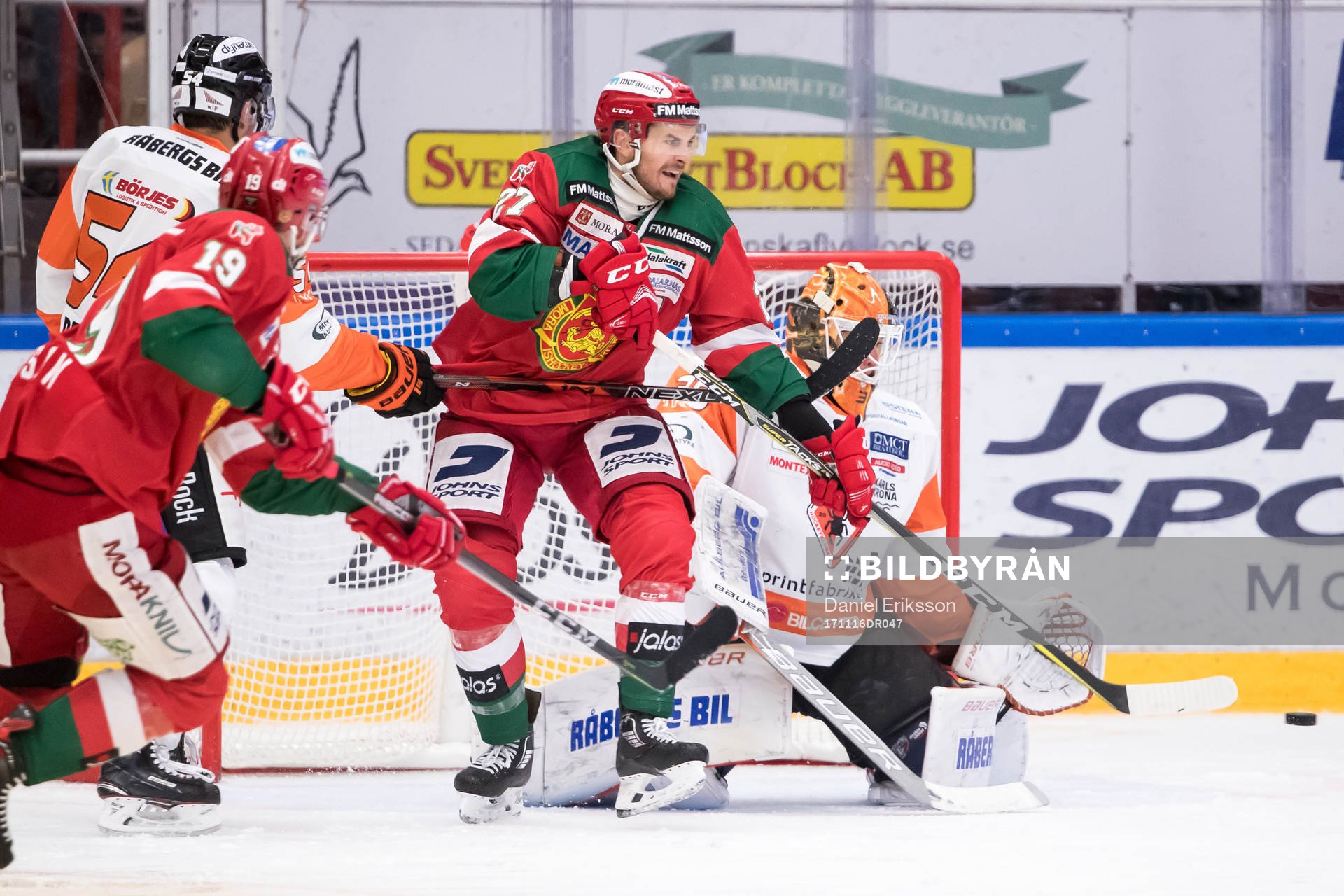Moras Matt Bailey och Karlskronas målvakt Henrik Lundberg