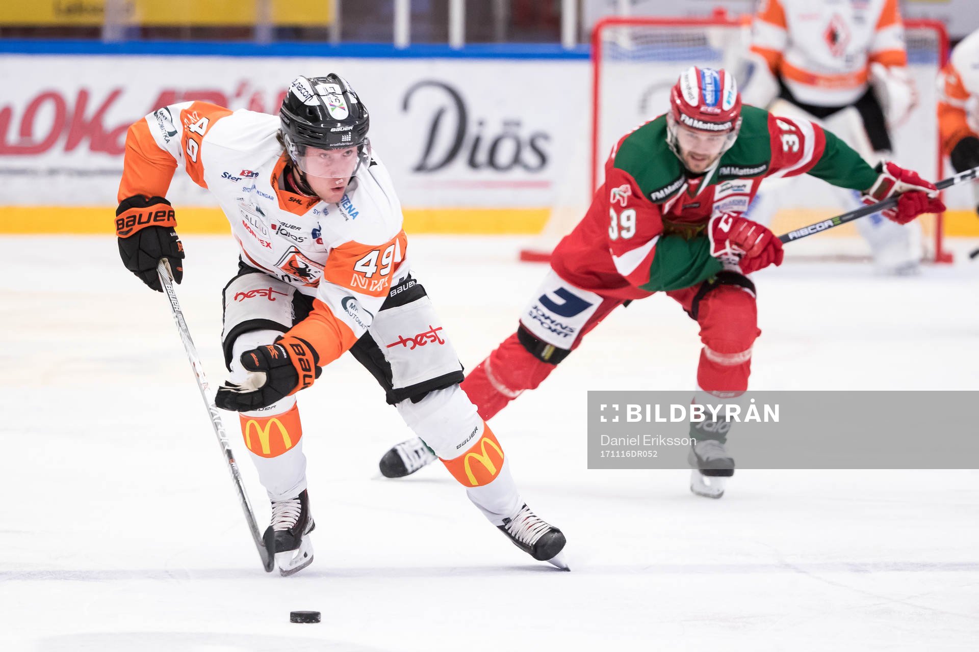 Karlskronas Filip Cruseman jagas av Moras Jacob Nilsson  i