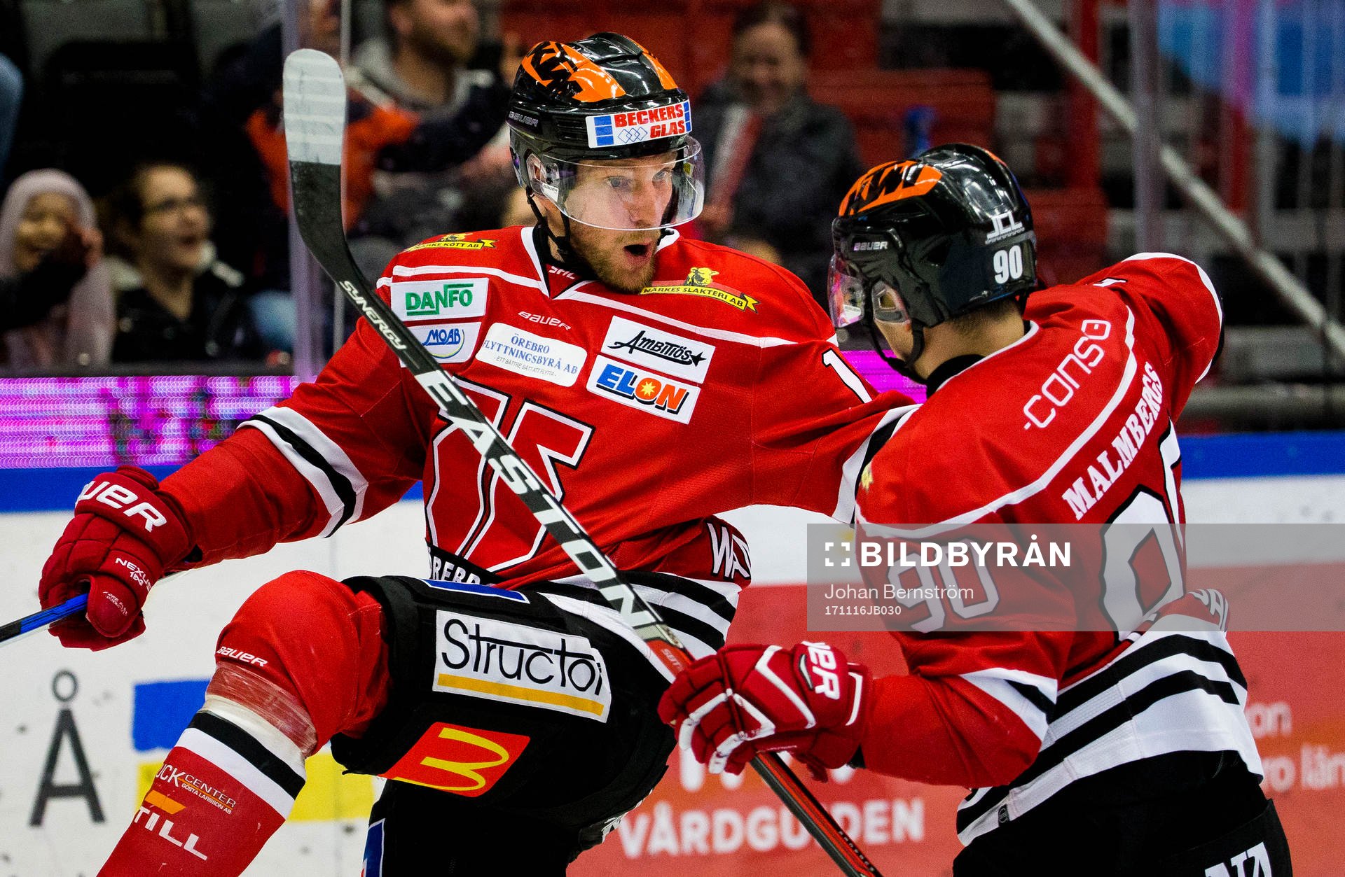 Örebros Tom Wandell gör 1-0 och jublar med Örebros Libor