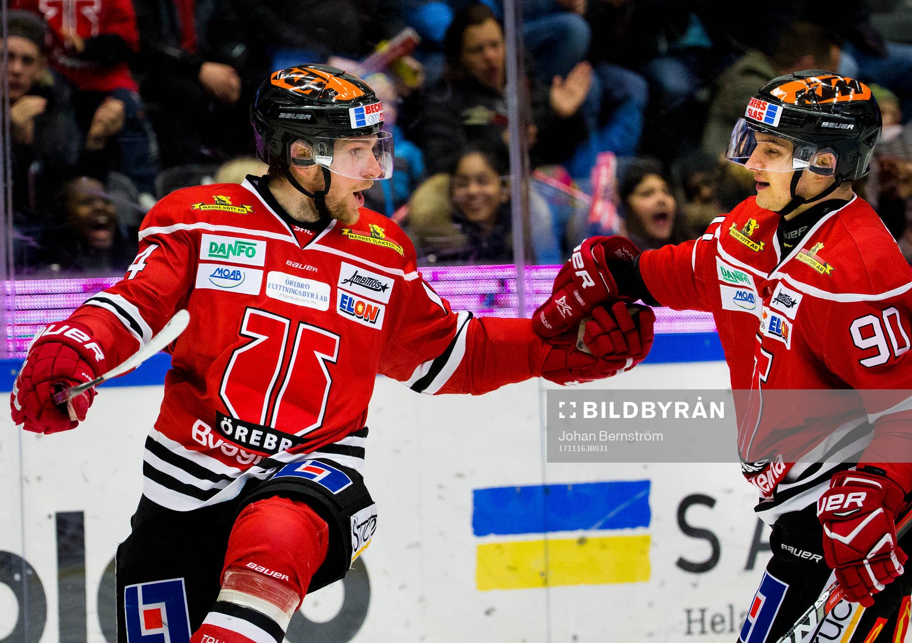 Örebros Tom Wandell gör 1-0 och jublar med Örebros Libor