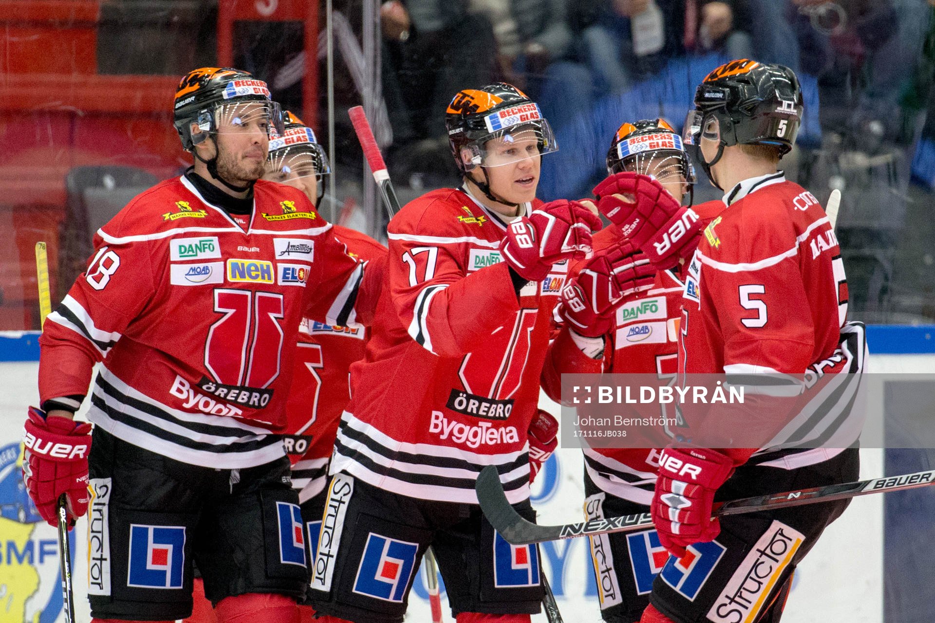 Örebros Daniel Viksten jublar med lagkamrater