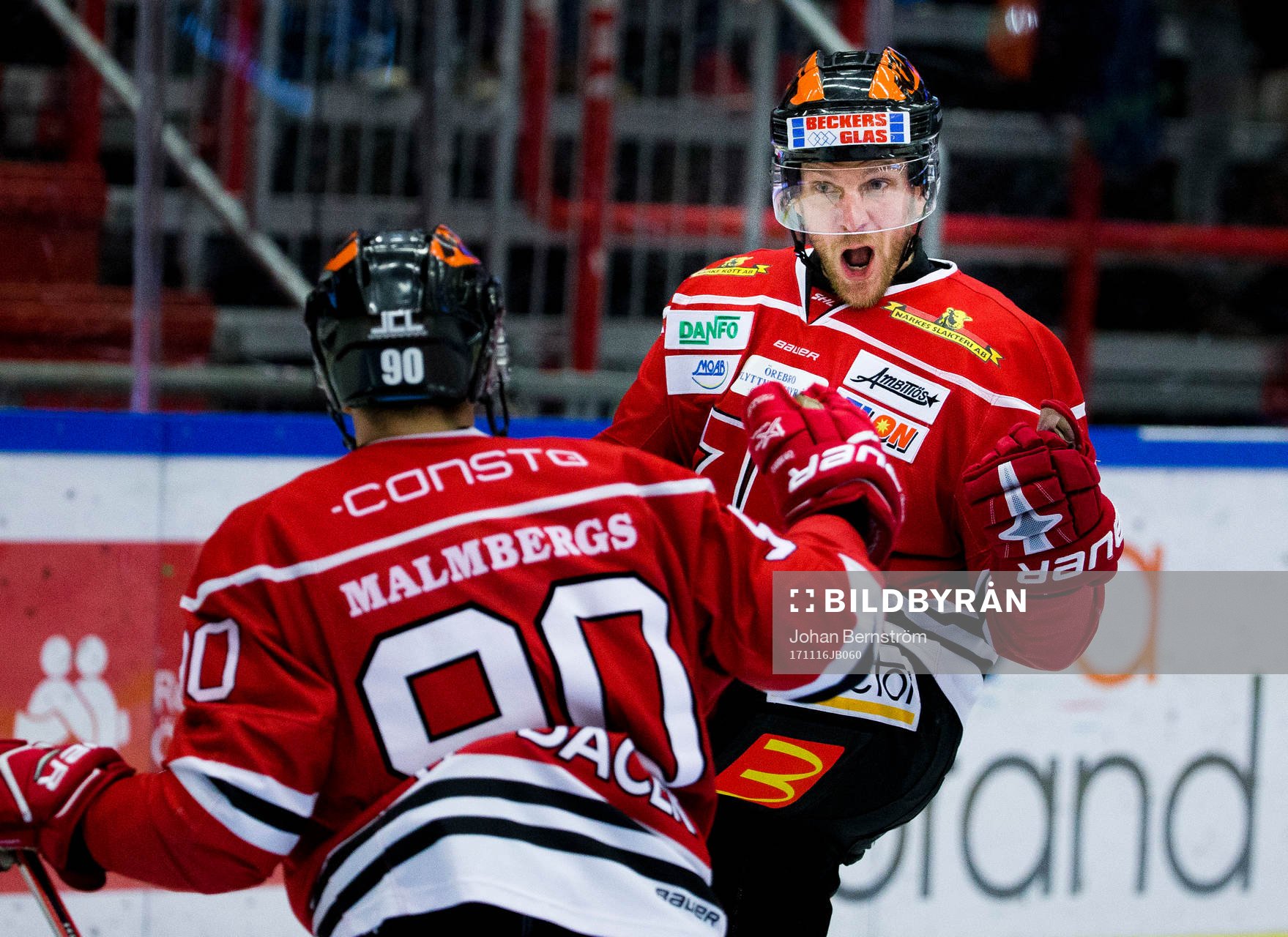 Örebros Tom Wandell gör 1-0 och jublar med Örebros Libor