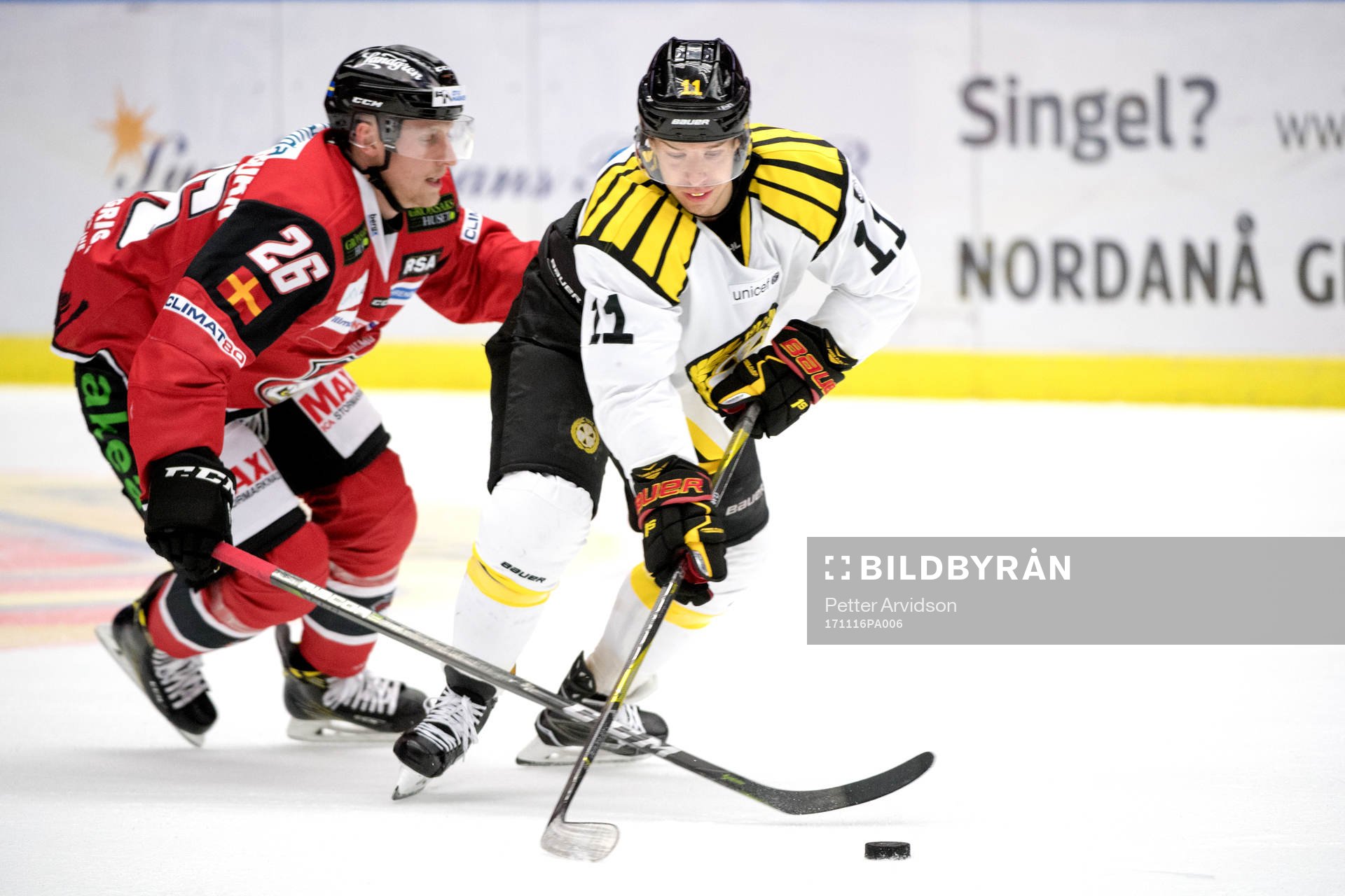 Malmö Redhawks Axel Wemmenblorn och Brynäs Kevin Clark