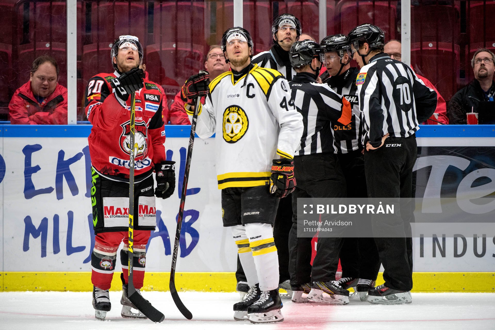 Domarna diskuterar ett Brynäs mål
