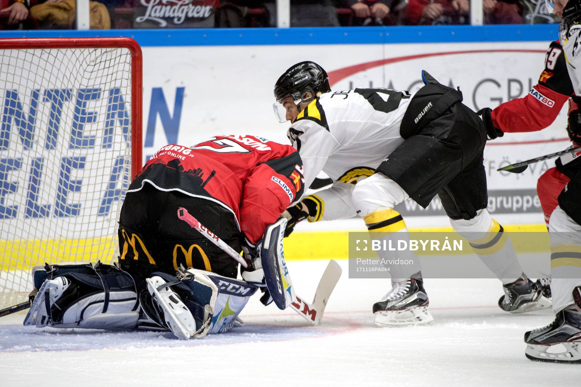 Brynäs Jesper Jensen trycker in pucken bakom Malmö