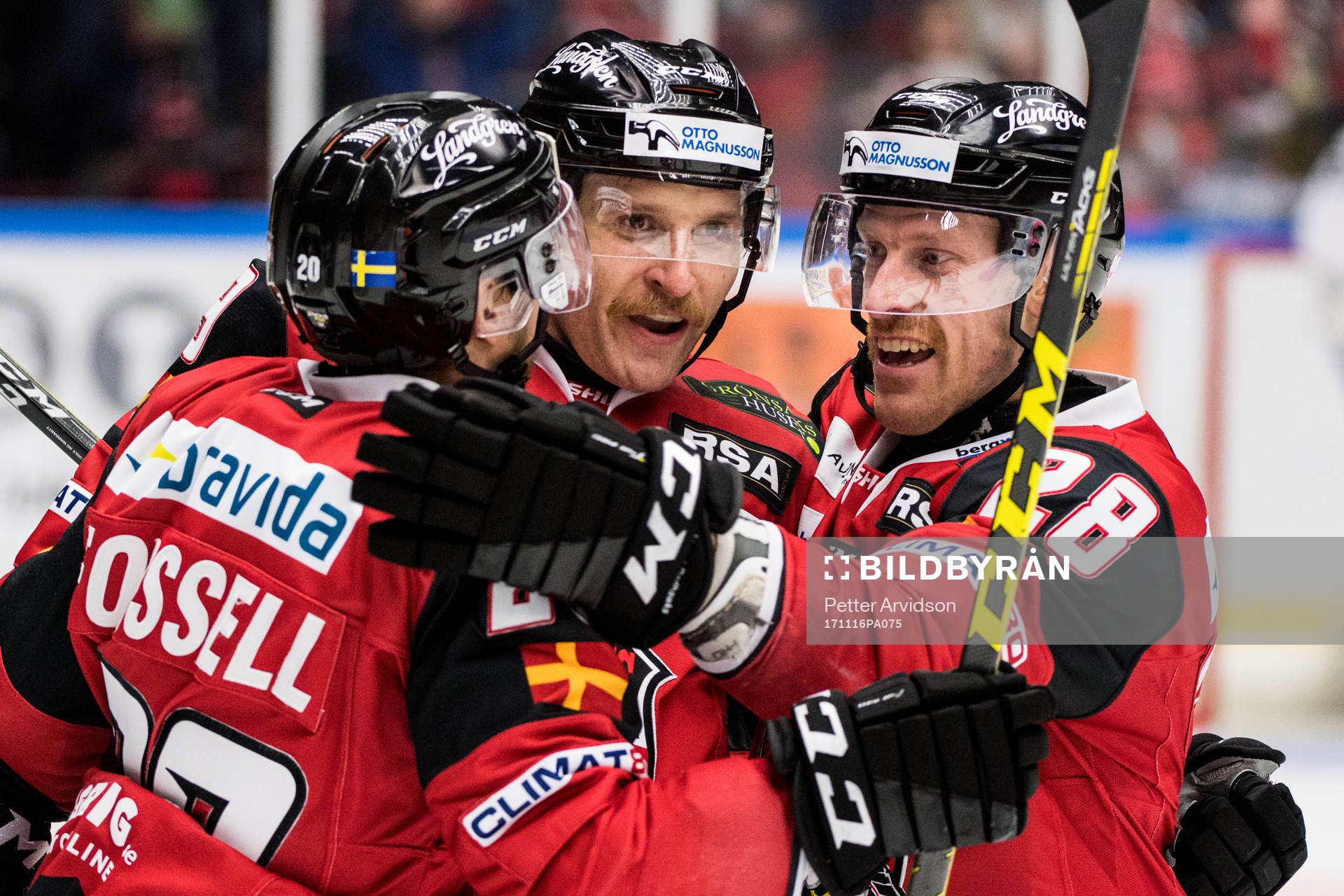 Malmö Redhawks Frederik Storm jublar med Erik Forssell och