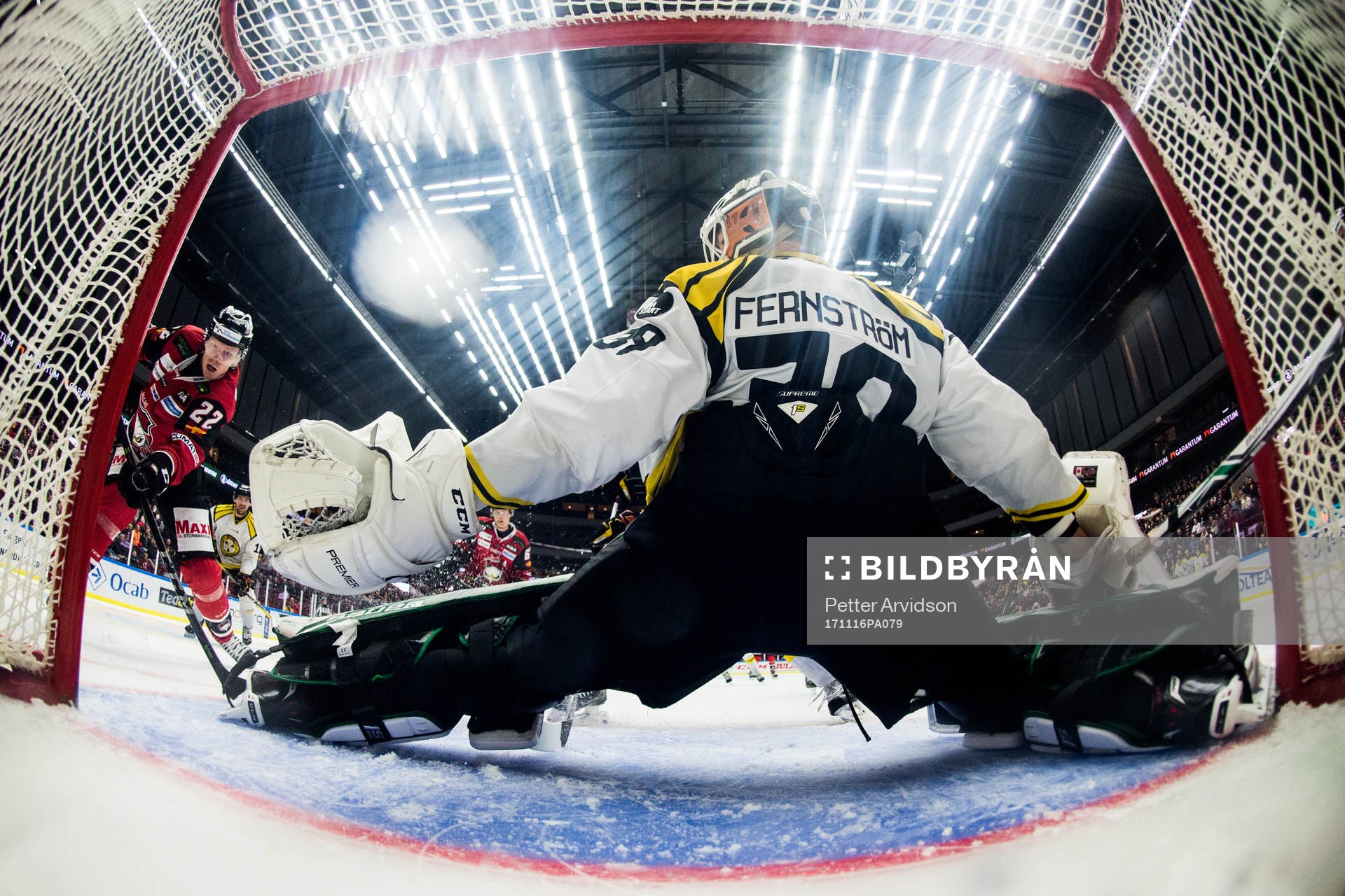 Malmö Redhawks Lars Bryggman oroar vid Brynäs målvakt