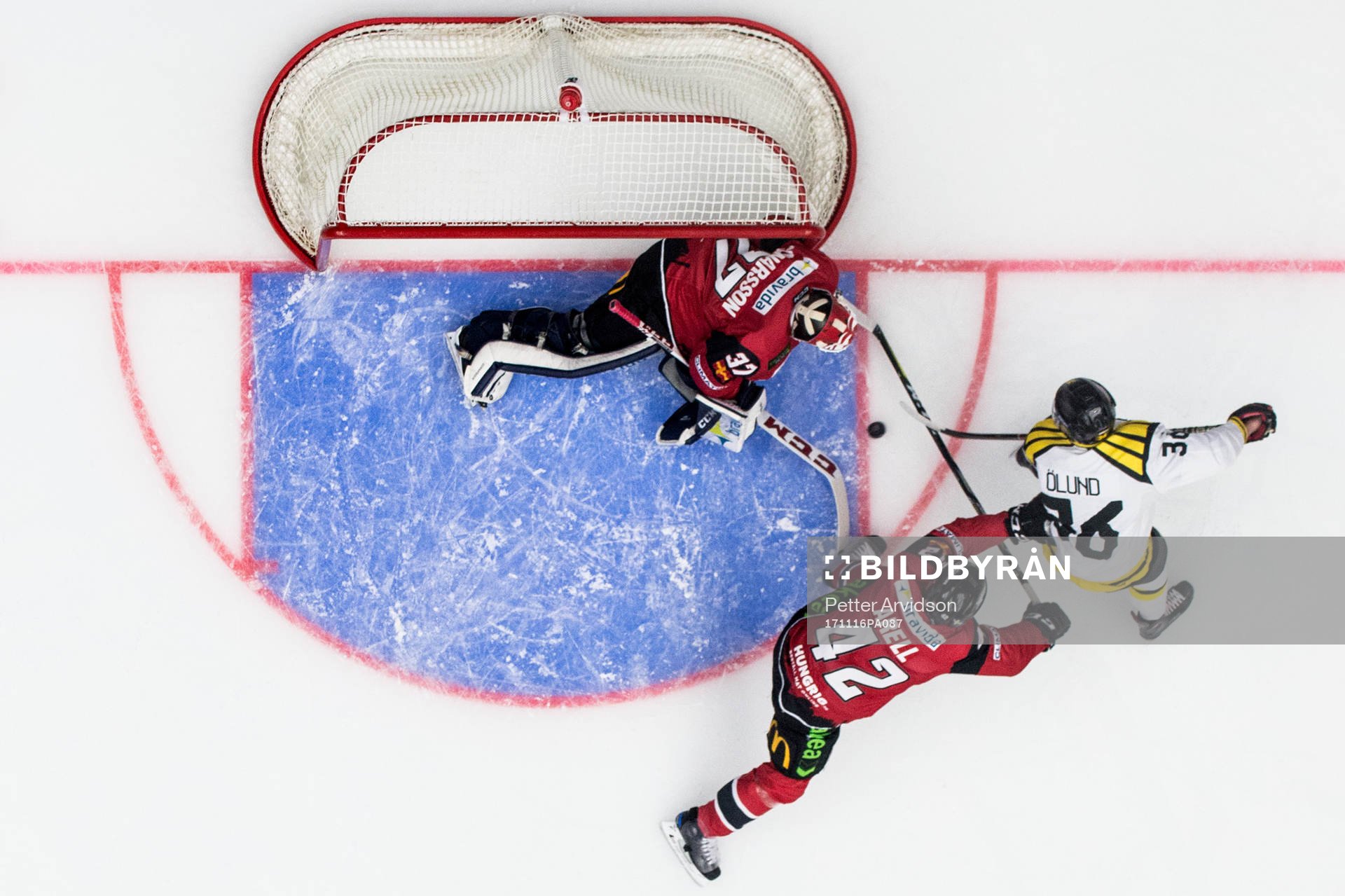 Brynäs Linus Ölund oroar mot Malmö Redhawks målvakt