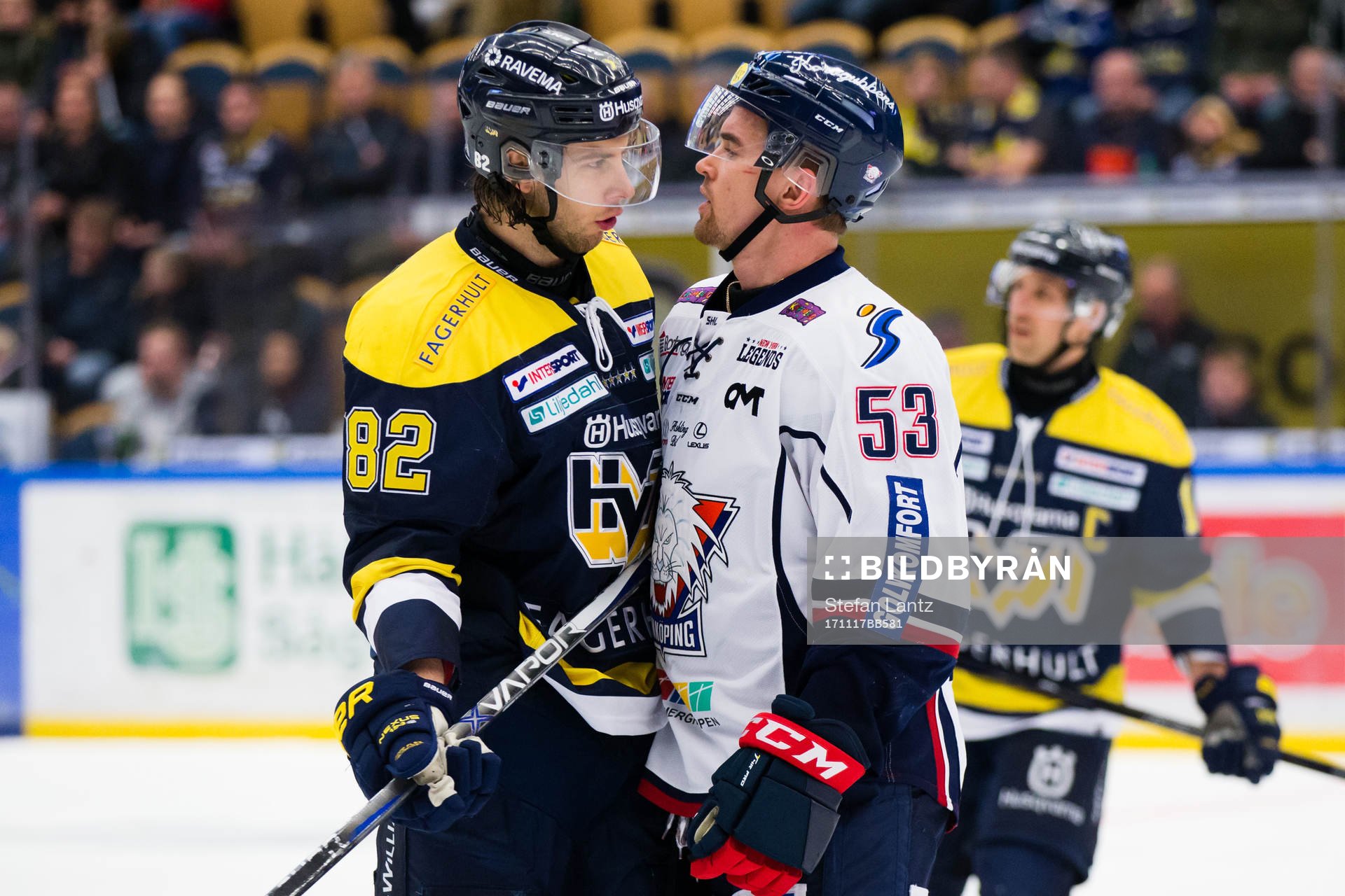 s Kevin Stenlund i gruff med Linköpings Eddie Larsson