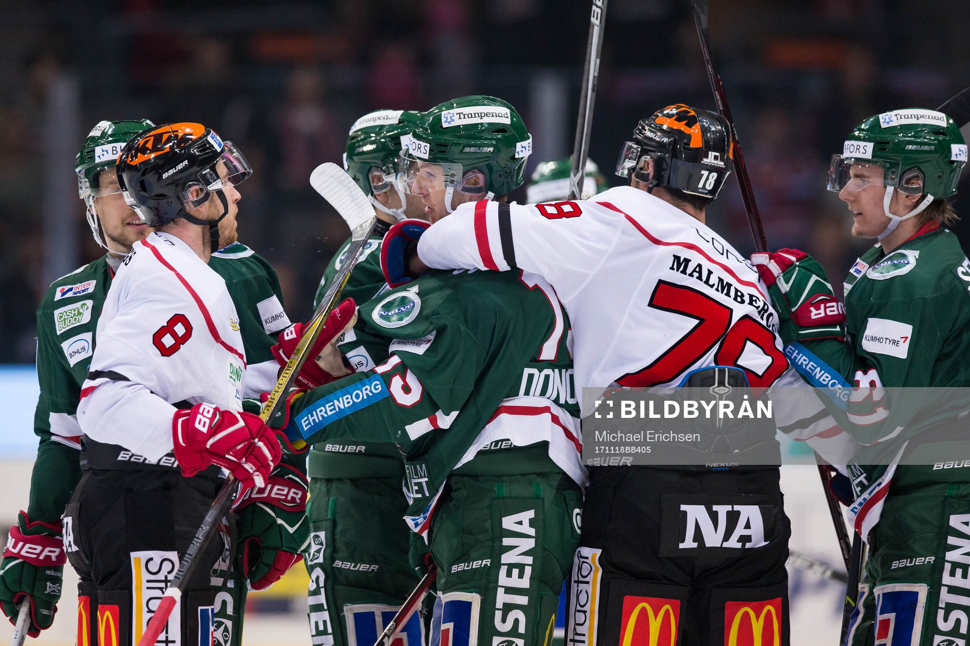 Örebros Tyson Spink och Frölundas Matt Donovan i kamp