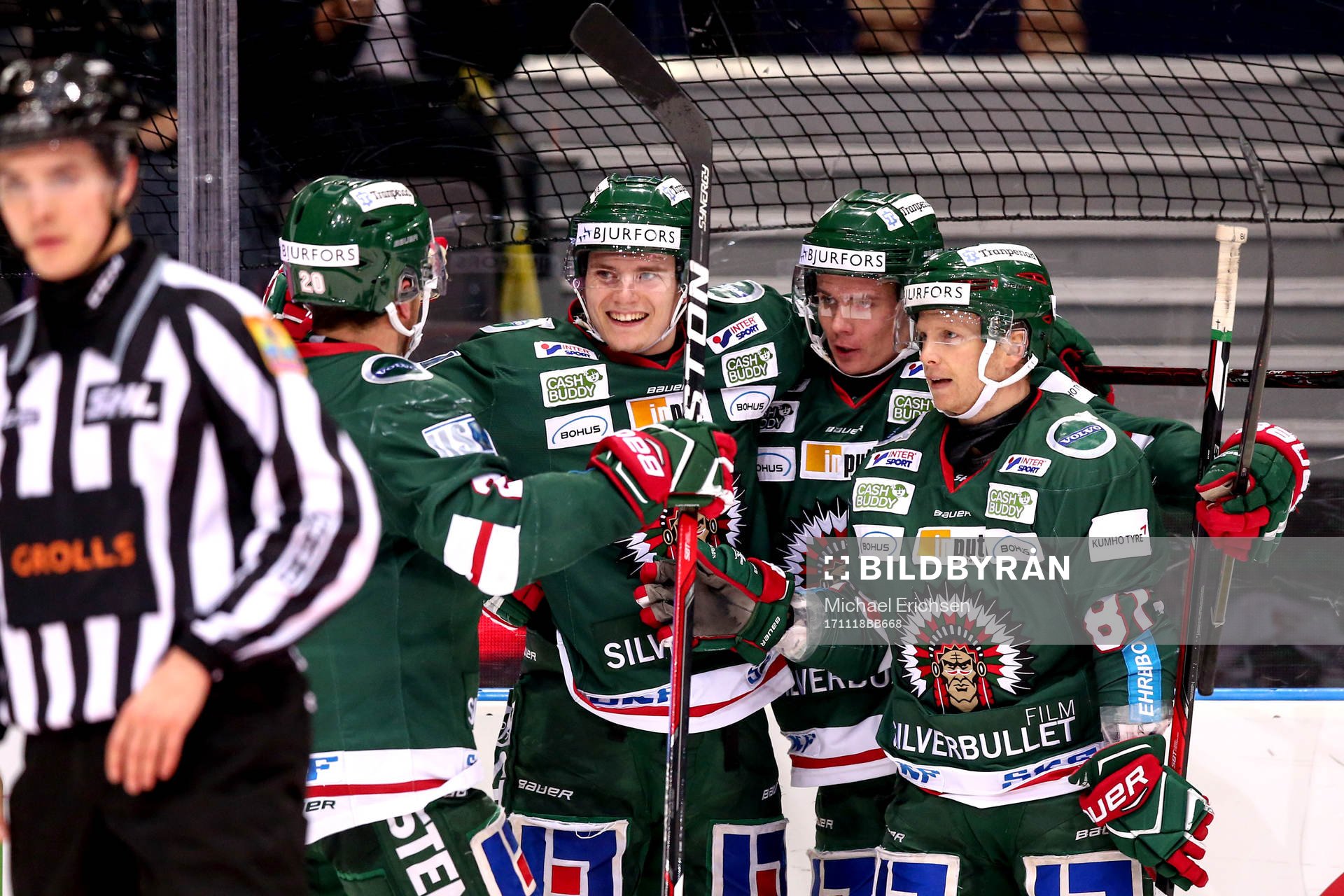 Frölundas Lias Andersson jublar med lagkamrater