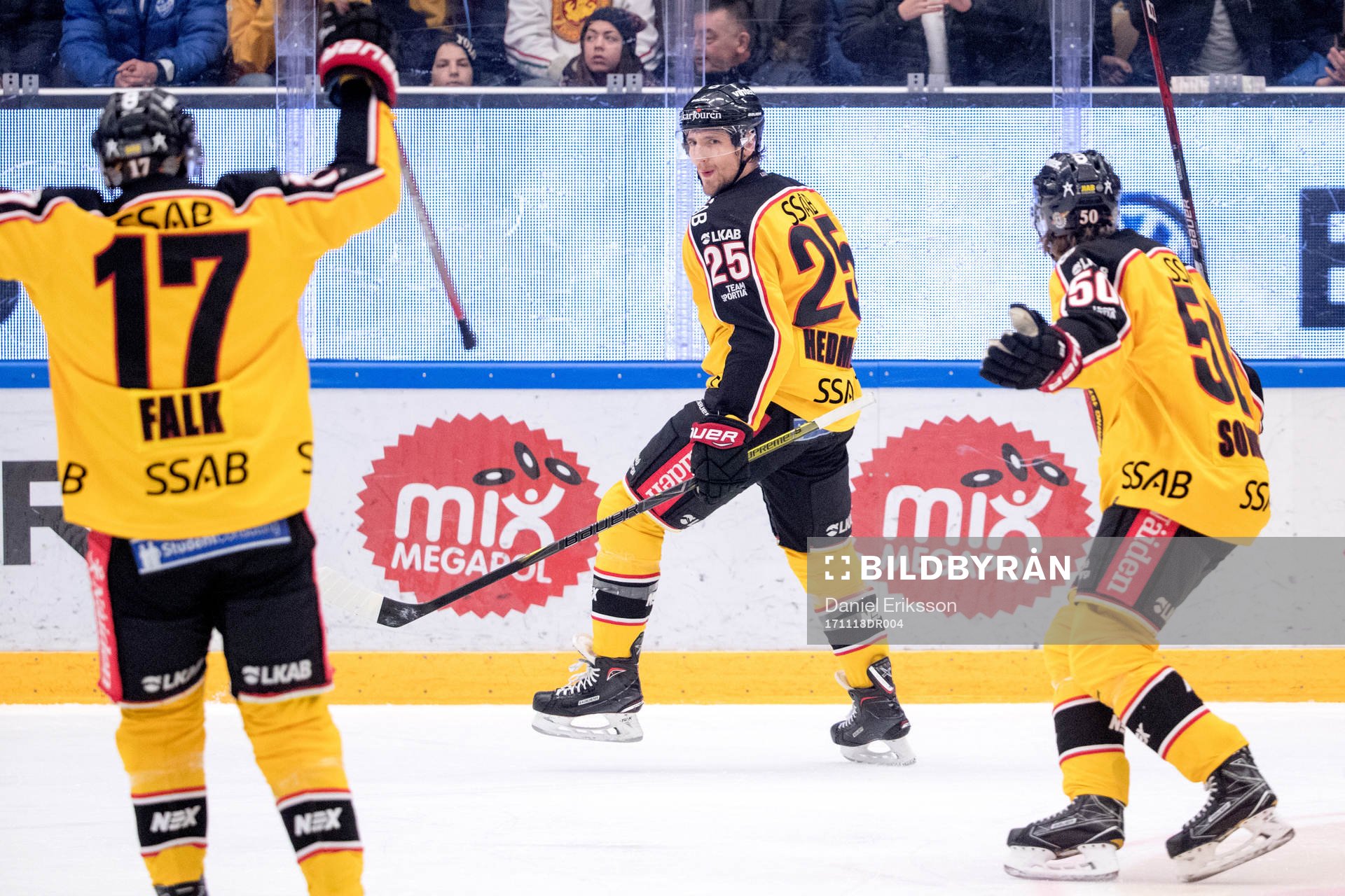 Luleås Anton Hedman jublar med lagkamrater