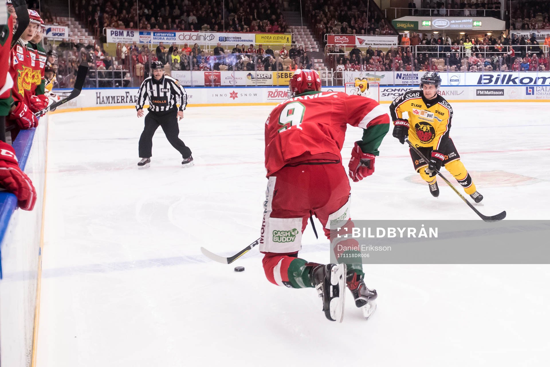 Moras Andrew Rowe och Luleås Viktor Grahn  i