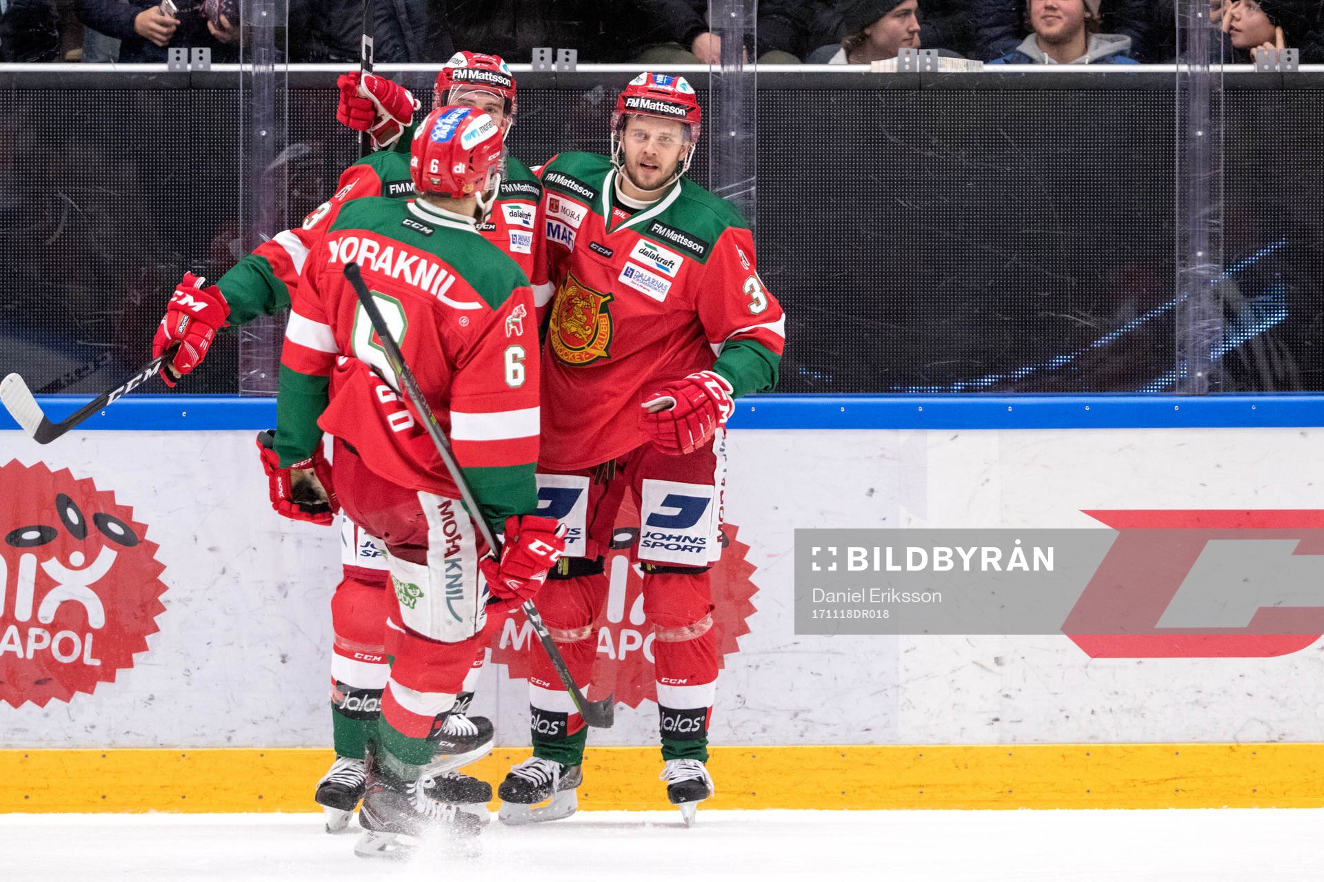 Moras Jacob Nilsson jublar med lagkamrater