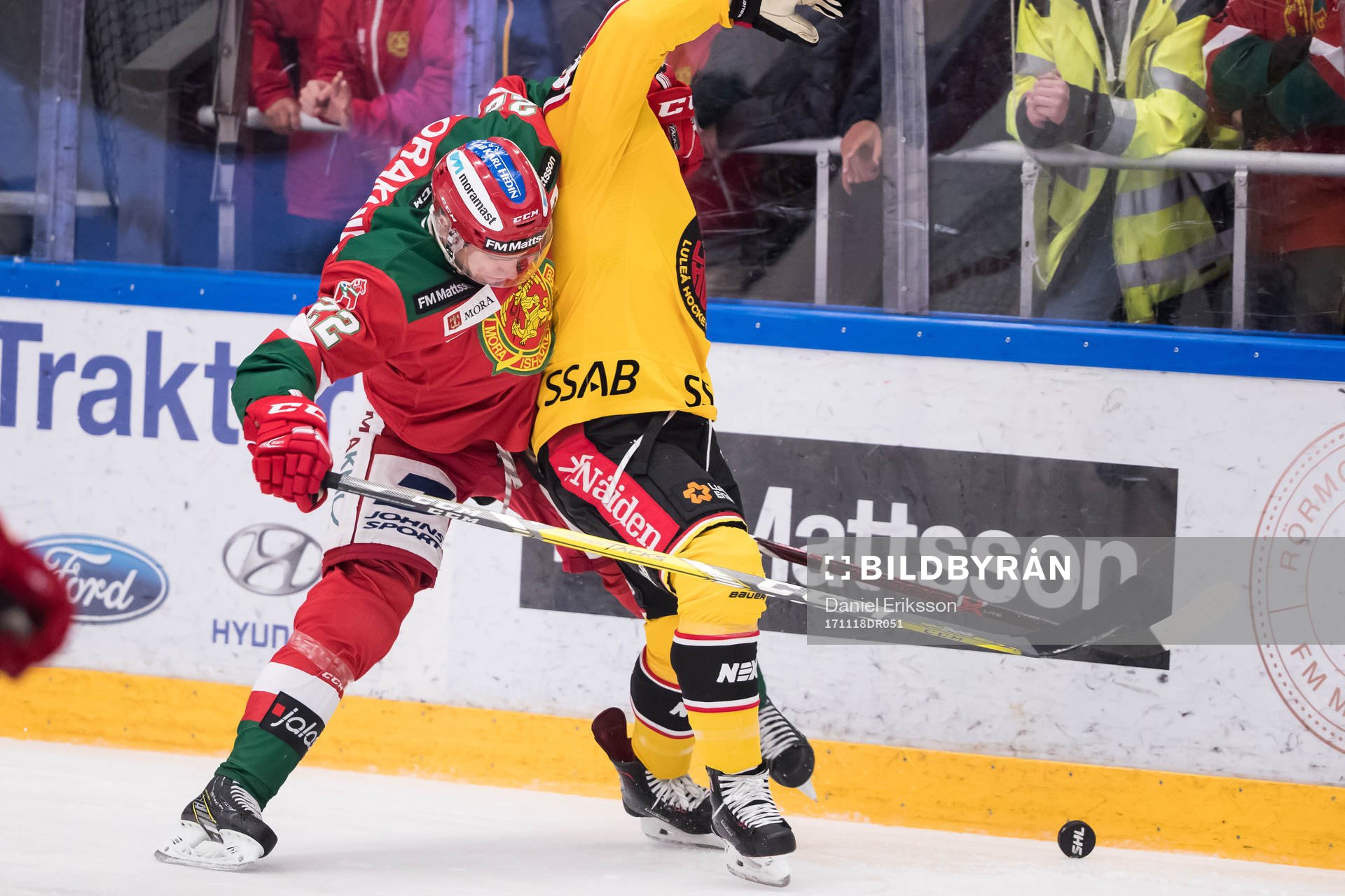 Moras Matias Lassen och Luleås Isac Lundeström  i