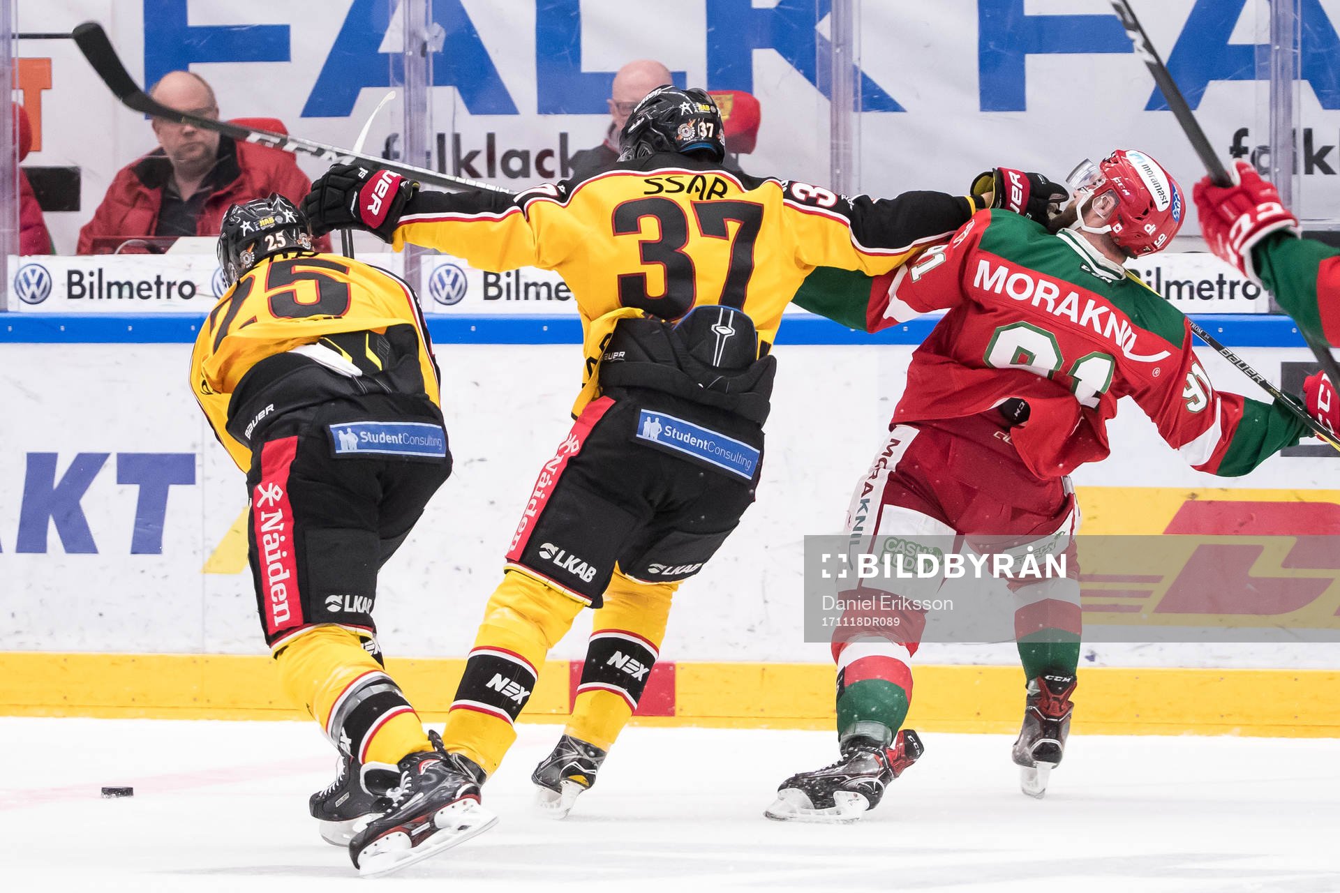 Luleås Isac Lundeström tacklar Moras Jacob Lagacé brevis