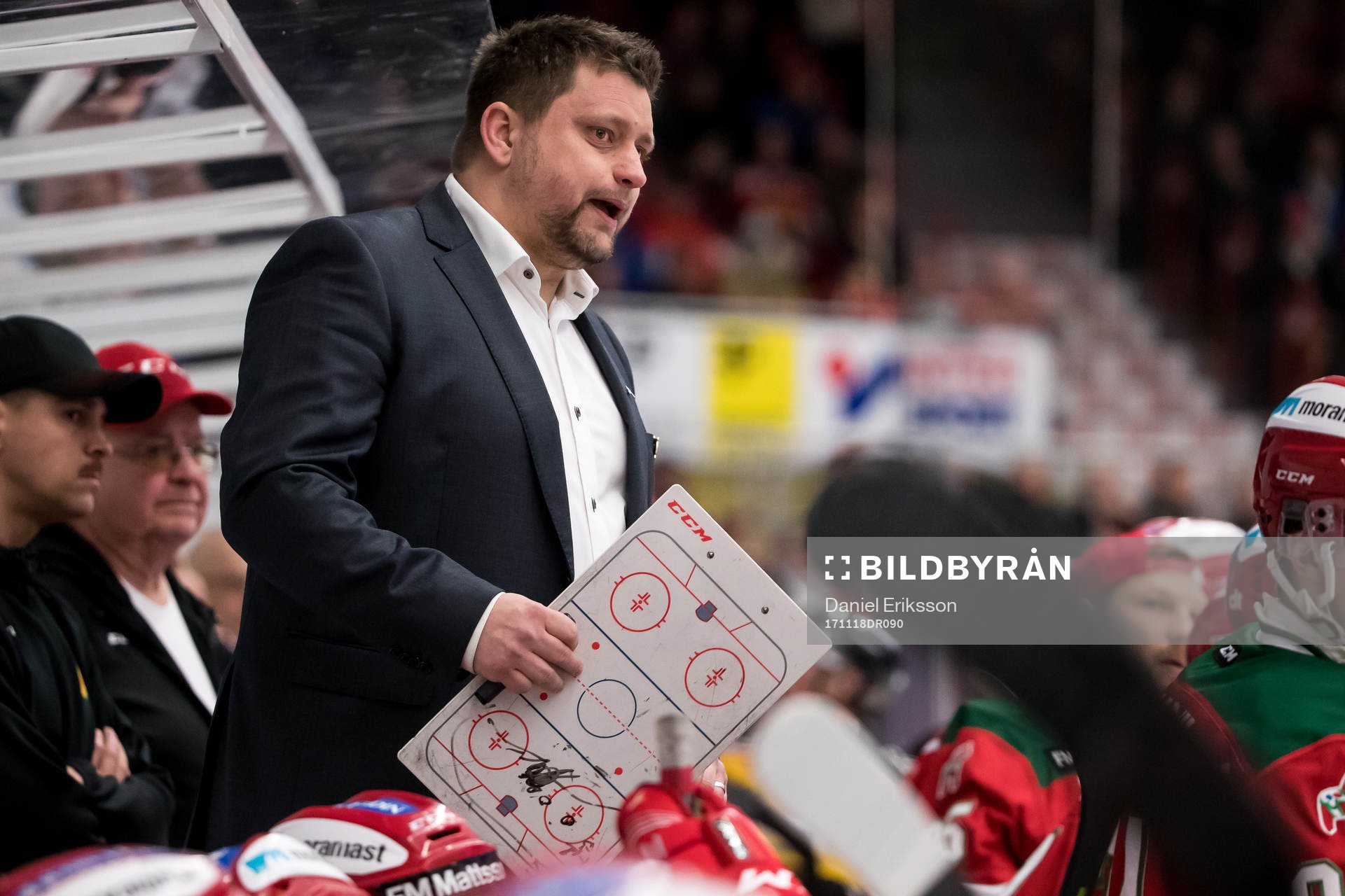 Moras tränare Mattias Karlin  i ishockeymatchen i SHL