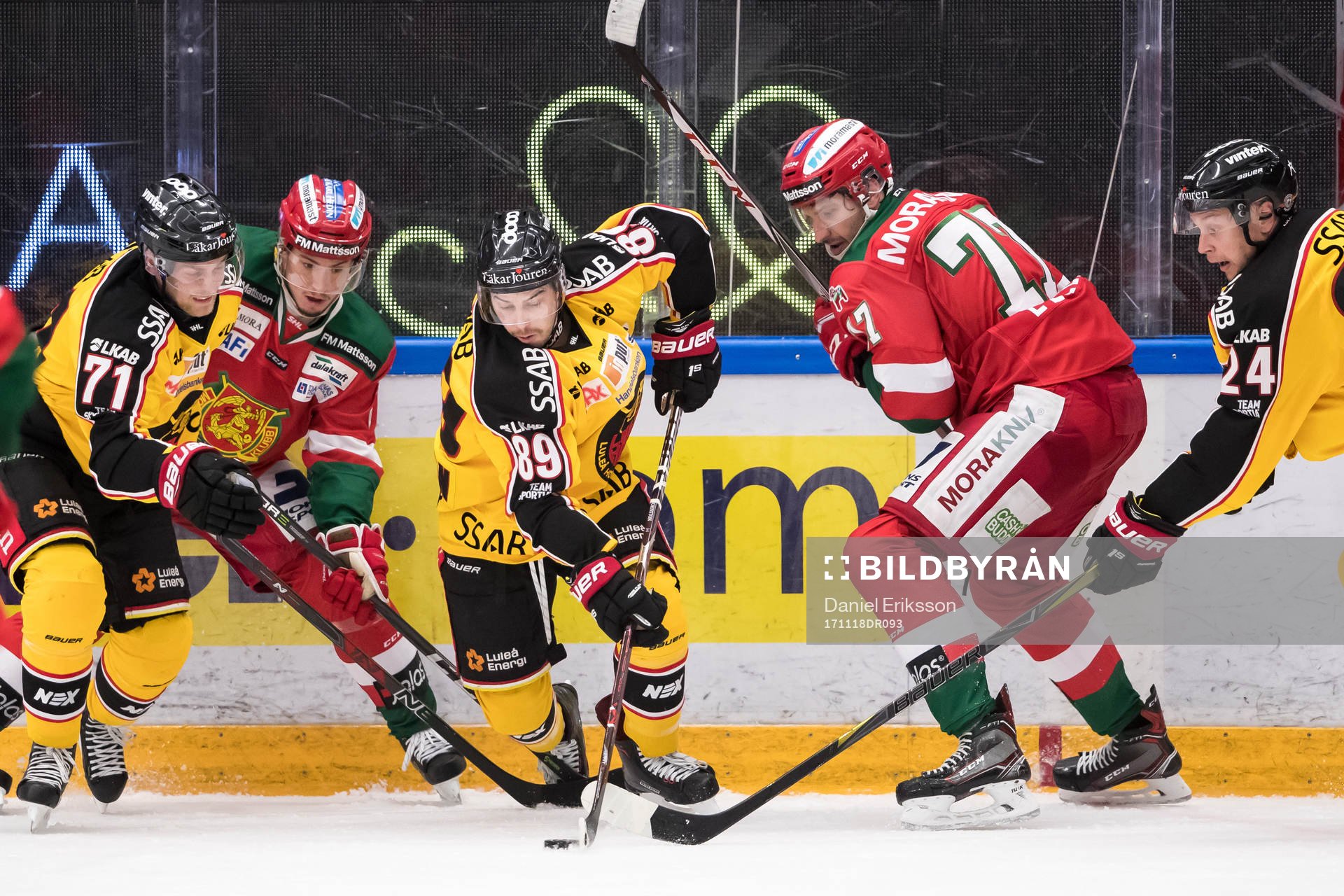 Luleås Ryan Johnston och Patrick Cehlin i kamp om pucken
