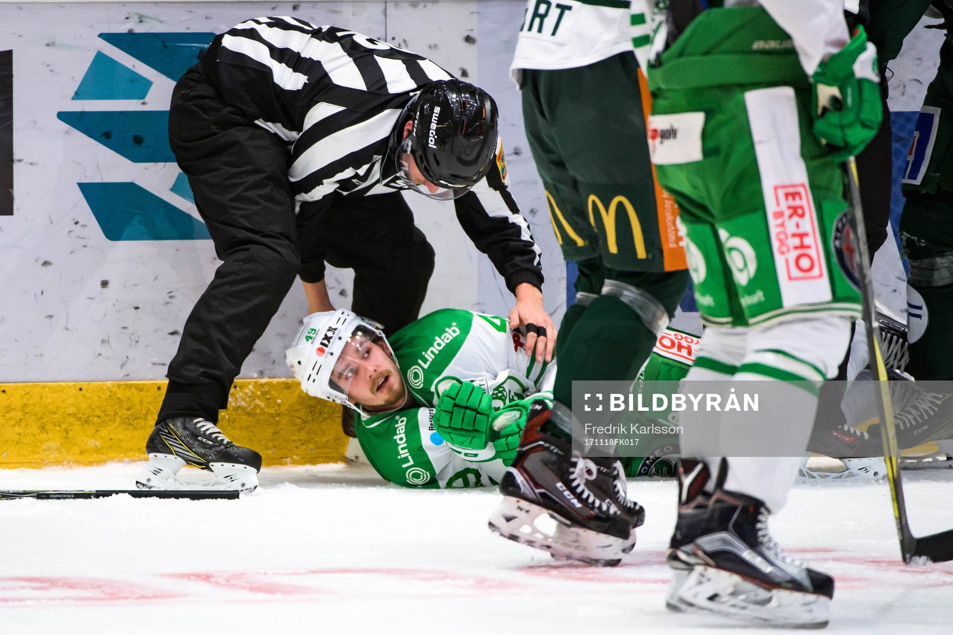 Rögles Sebastian Collberg ligger på isen