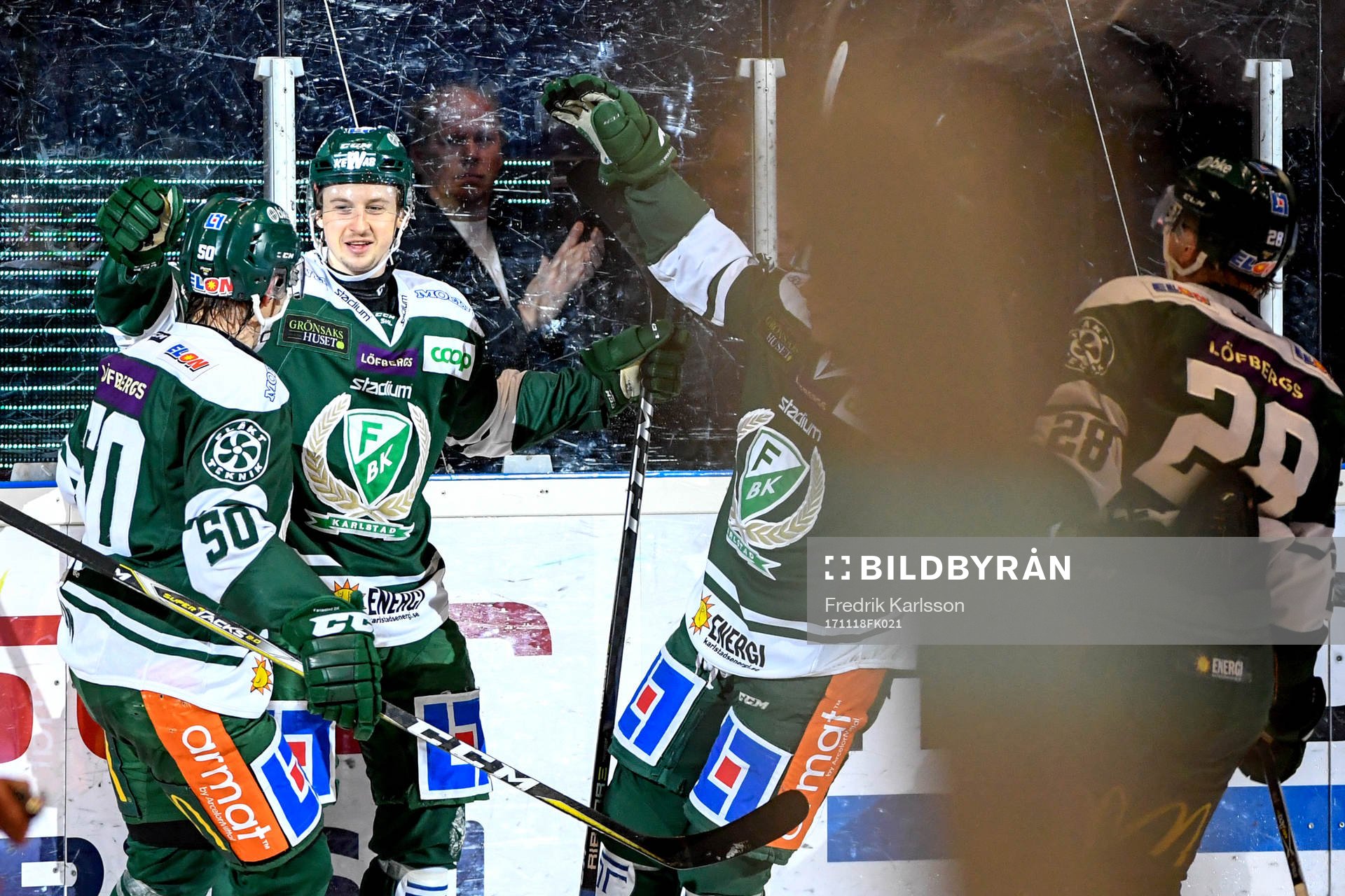 Färjestads Christoffer Törngren jublar med lagkamrater