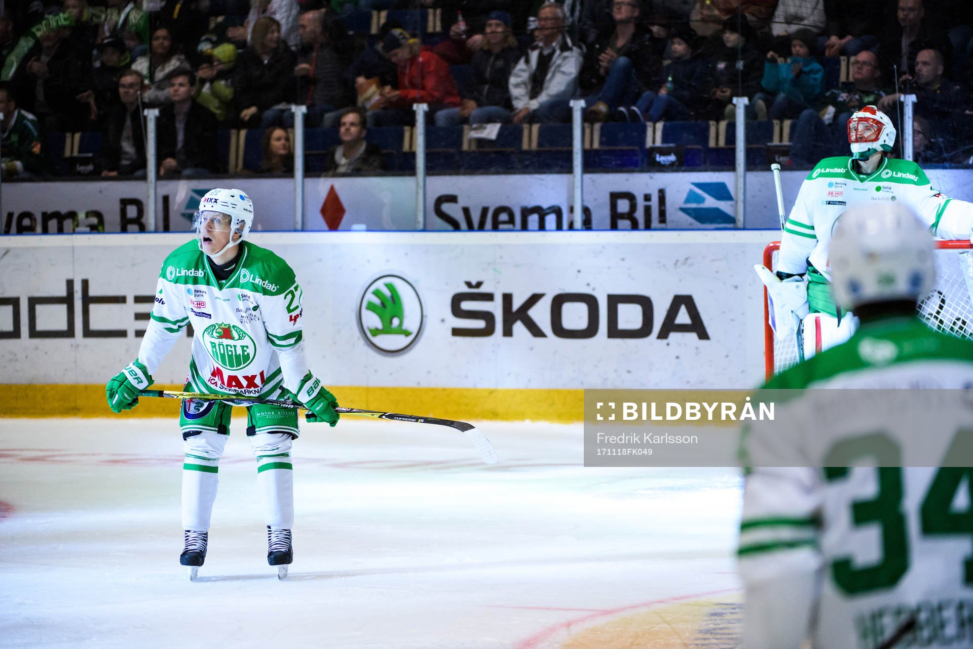 Rögles Jesper Williamsson och målvakt Justin Pogge tittar