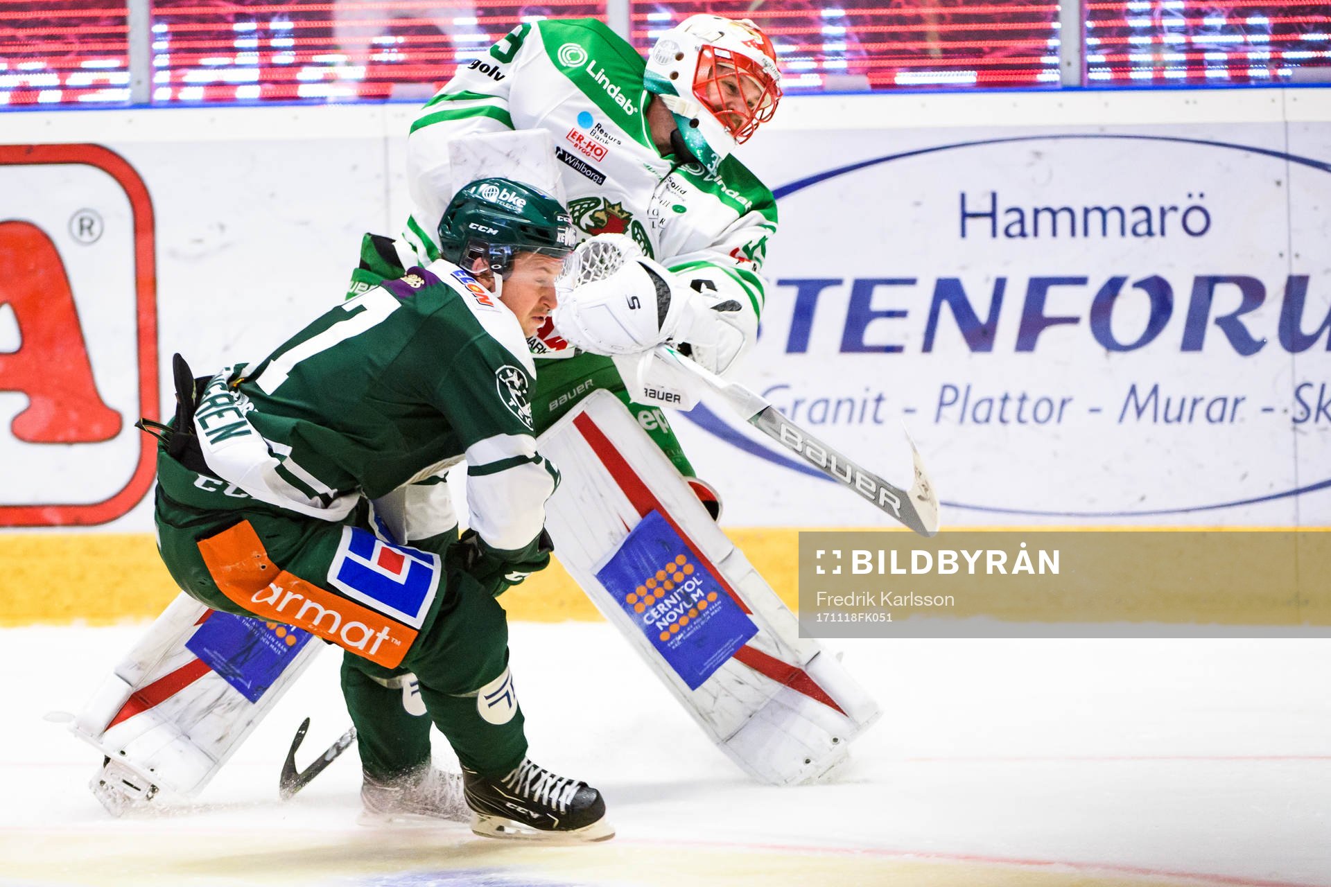 Färjestads Christoffer Törngren och Rögles målvakt