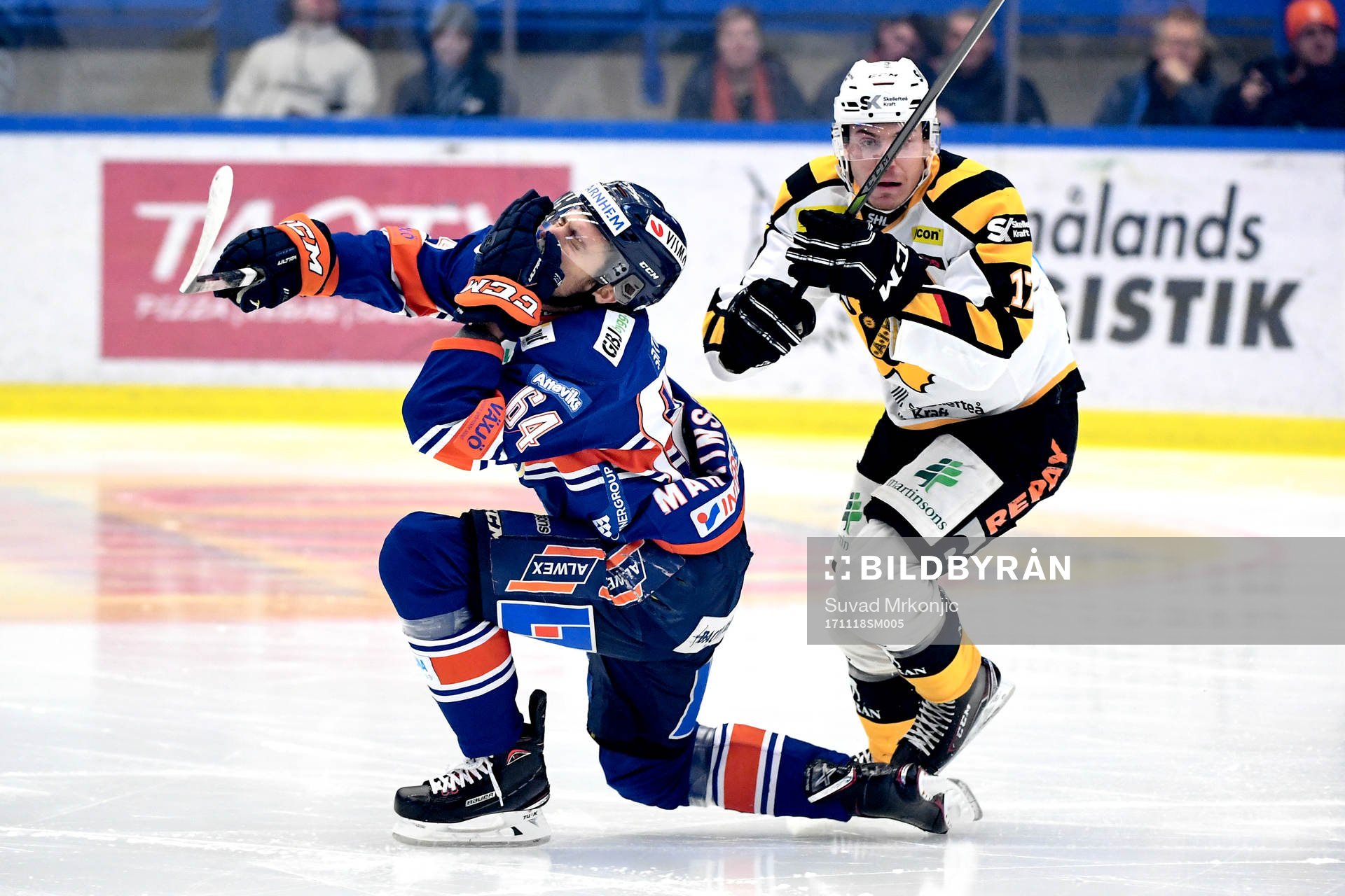 Växjös Eric Martinsson får en klubba i ansiktet av