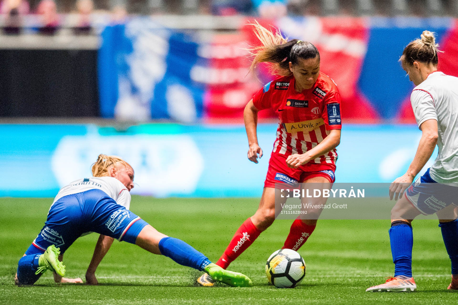 Gunnhildur Jónsdóttir of Vålerenga and Francielle Manoel