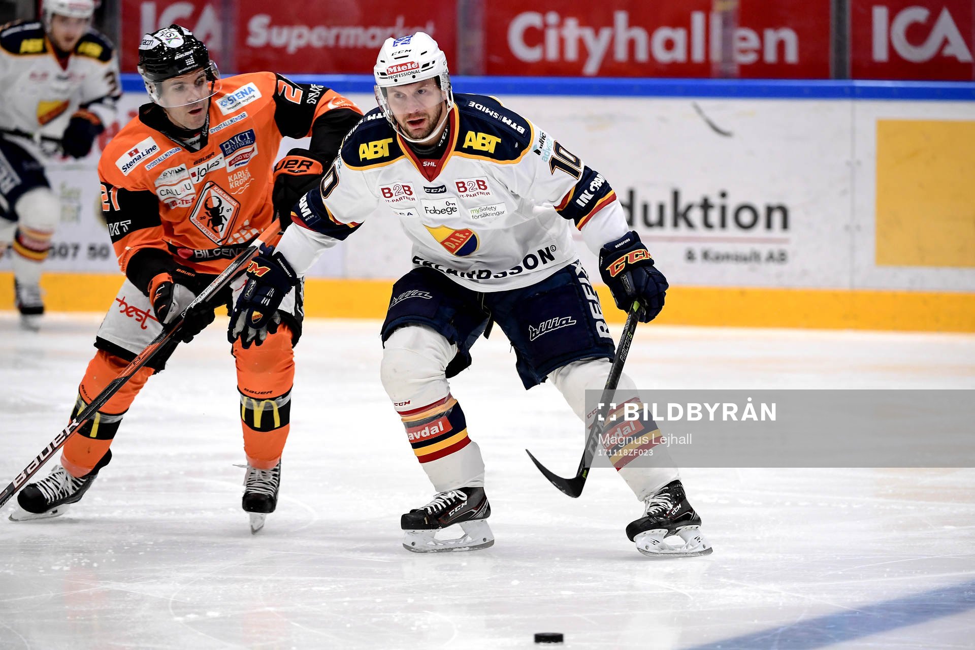 Karlskronas Cory Murphy och Djurgårdens Niclas Bergfors