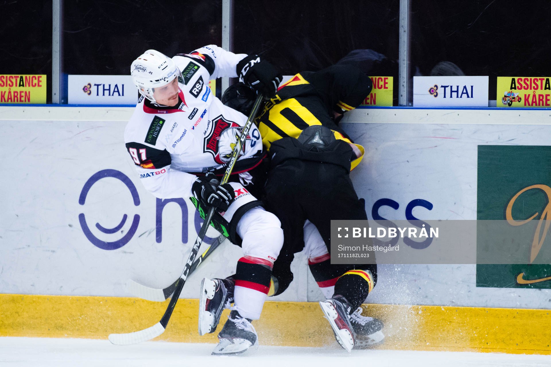 Malmö Redhawks Max Görtz tacklar Brynäs Jesper Jensen