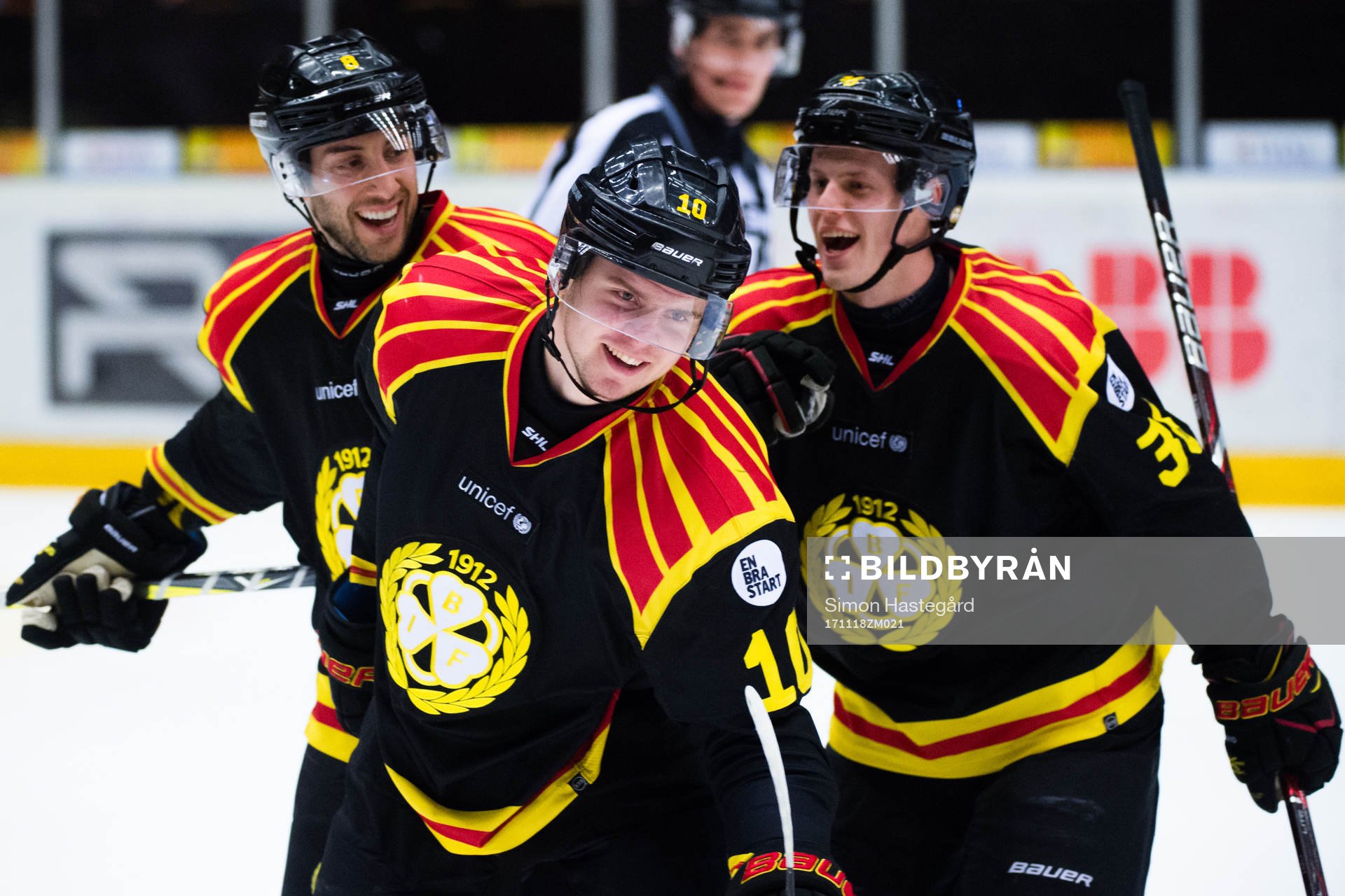 Brynäs Marcus Ersson jublar med Aaron Palushaj och Linus