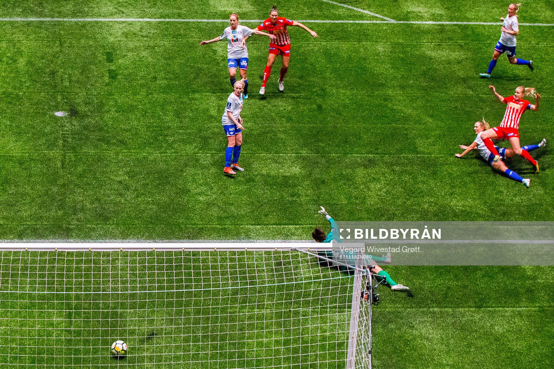 Elise Hove Thorsnes of Avaldsnes scores 1-0 behind