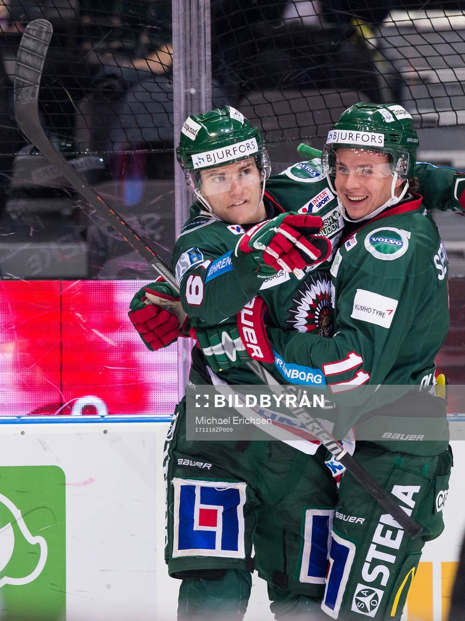 Frölundas Lias Andersson jublar ihop med Victor Olofsson