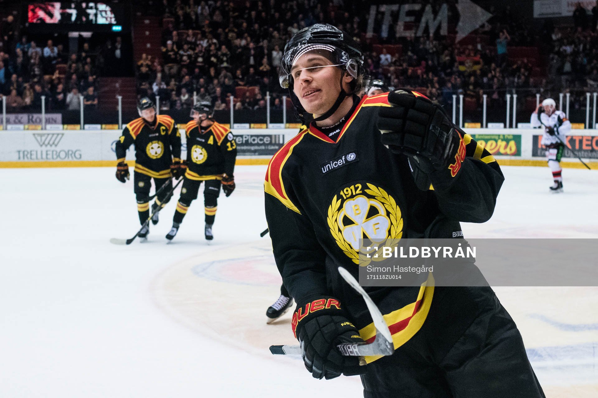 Brynäs Lucas Carlsson jublar